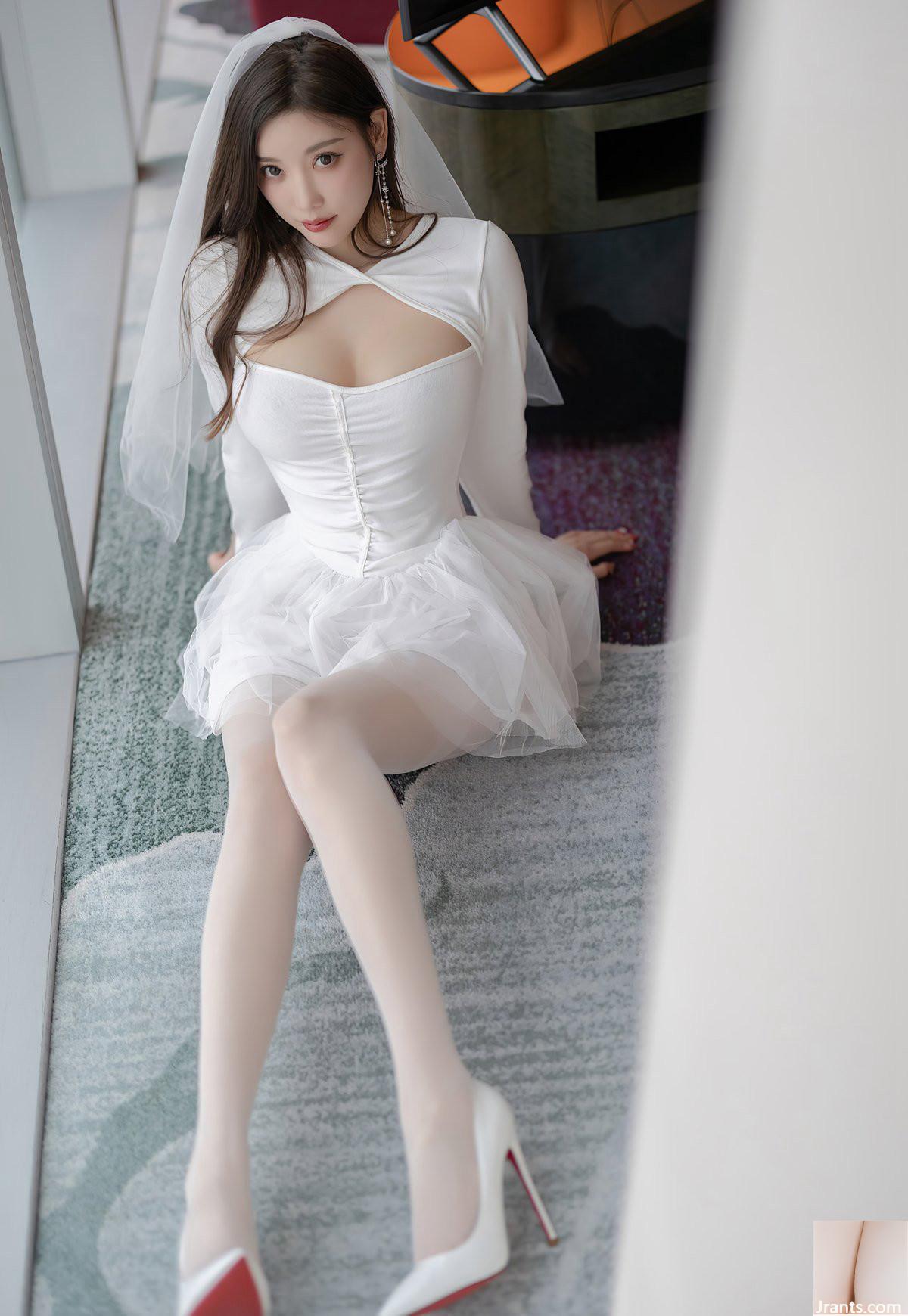 Yang Chenchen, belles jambes en bas blancs, talons hauts, robe de mariée sexy, jambes blanches et tendres tentantes, seins nus, série de photos super sales (13P)