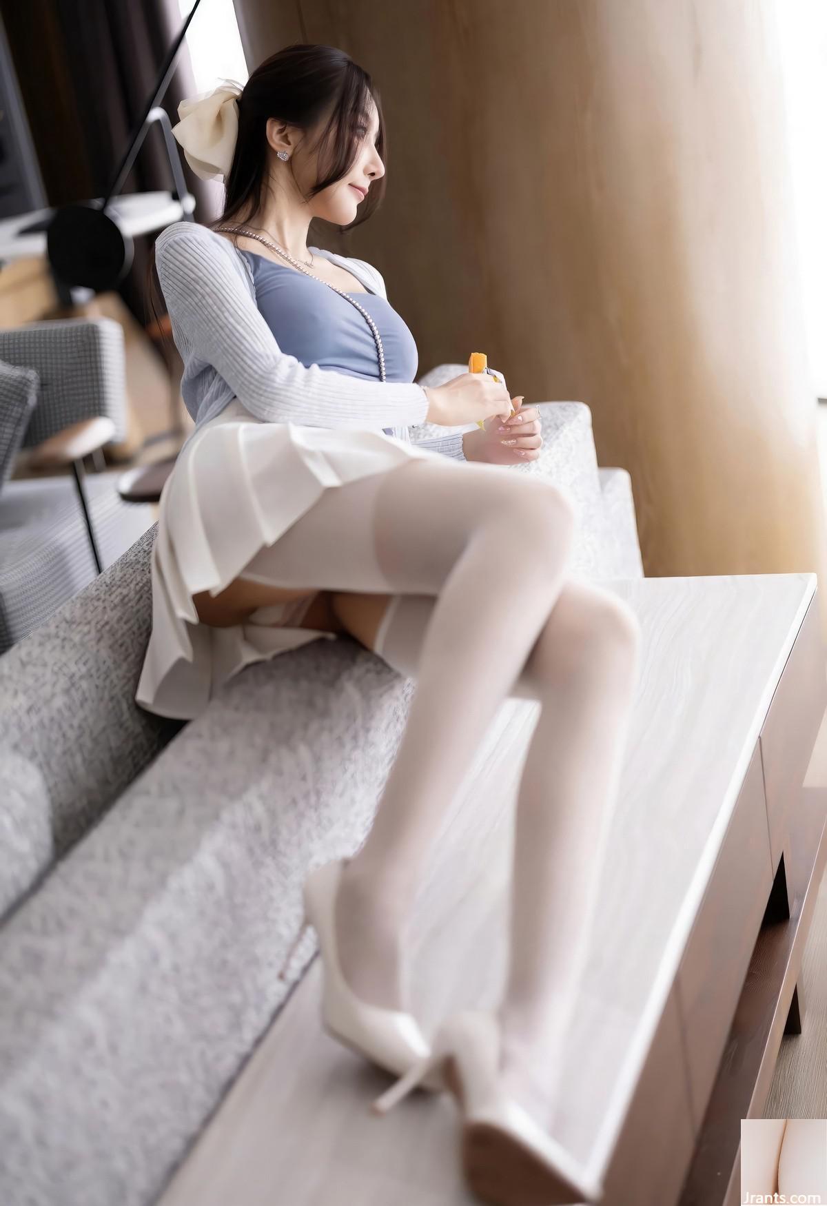 Le calze bianche sexy e le bellissime gambe di Wang Xiyao con reggicalze e perizoma sexy, le migliori foto private di Jiazhen (9P)