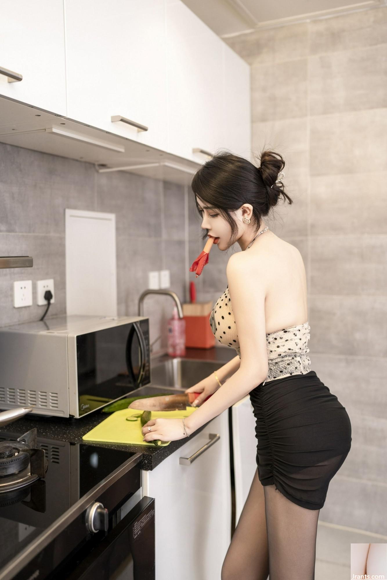 (XiuRen ekstra) Model cantik XiuRen Li Ruoxi &#8220;The Cook&#8217;s Tease&#8221; (96P)