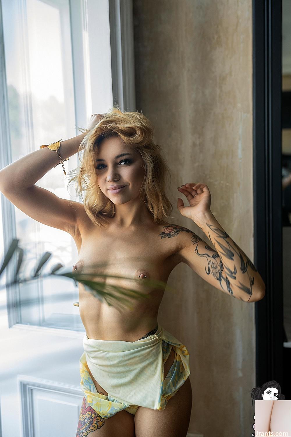 (Suicide Girls) 03 janvier 2025 -Roxylove -Golden Princess (54P)