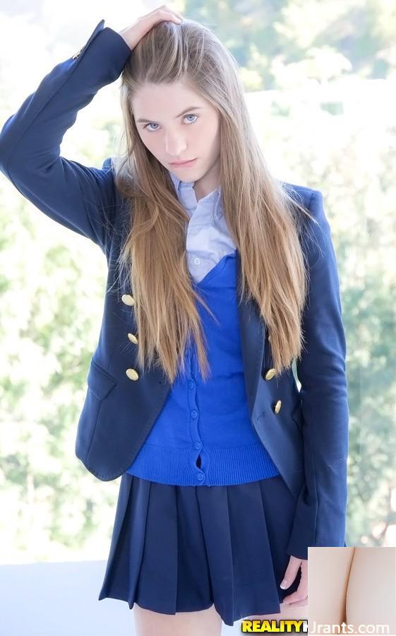 La dolcezza adolescente dai capelli lunghi Alice March si libera dell&#39;uniforme e delle mutandine (16P)