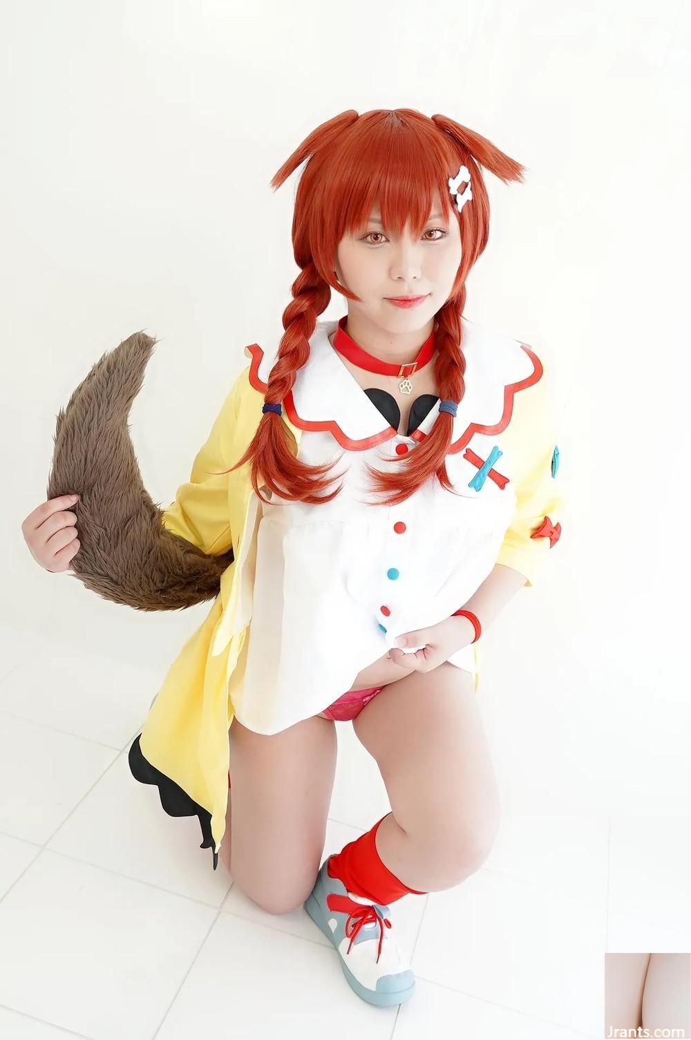 Una ragazza futaku che vive in una zona rurale e ama il cosplay si fa riprendere dalla telecamera il suo seno grosso e la figa rasata.