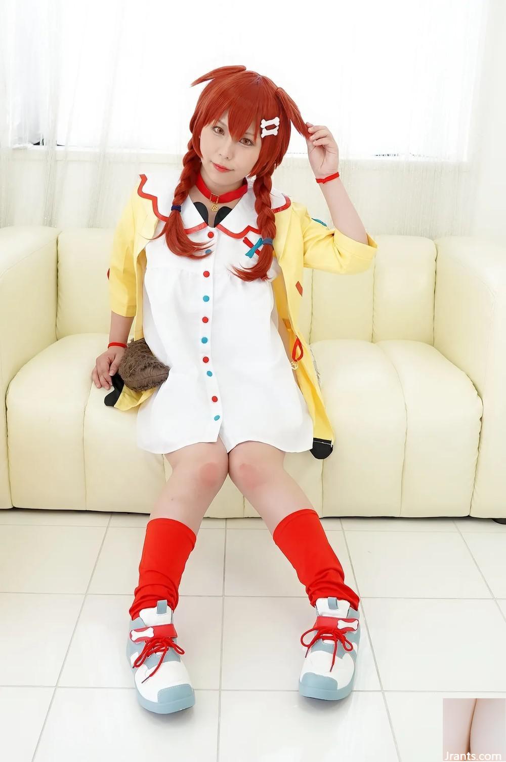 Una ragazza futaku che vive in una zona rurale e ama il cosplay si fa riprendere dalla telecamera il suo seno grosso e la figa rasata.