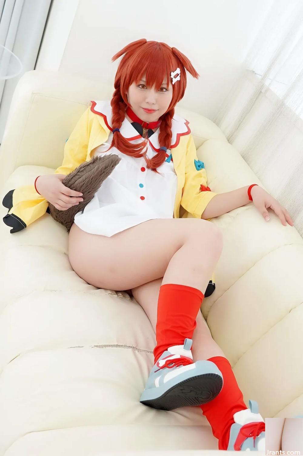 Una ragazza futaku che vive in una zona rurale e ama il cosplay si fa riprendere dalla telecamera il suo seno grosso e la figa rasata.