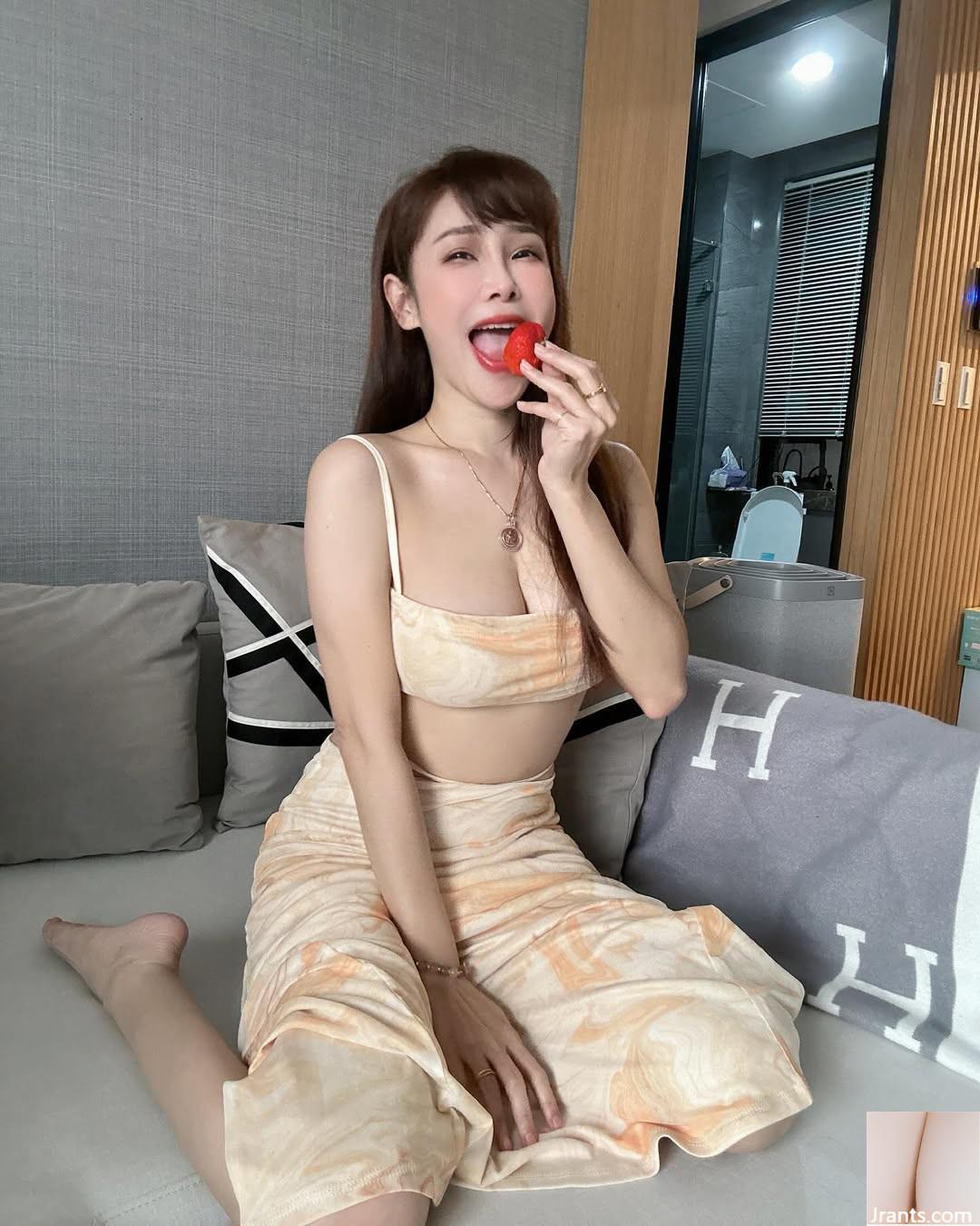 Deep V Cleavage &#8220;National Little Re Jie Lin&#8221; سینه برفی ناز واقعاً ناپسند است (31p)