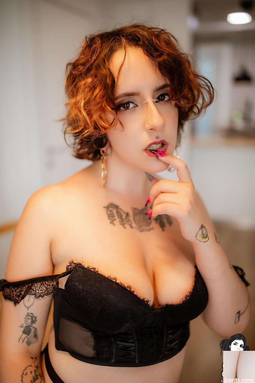 (Suicide Girls) 23 ژانویه -2025 -آدرنکروما -اژدهای طلایی مرفه (50p)