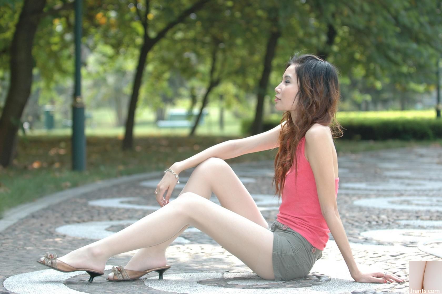 (Foto amadora) Modelo de pernas longas Wenwen meias e belas pernas ao ar livre do parque (120p)