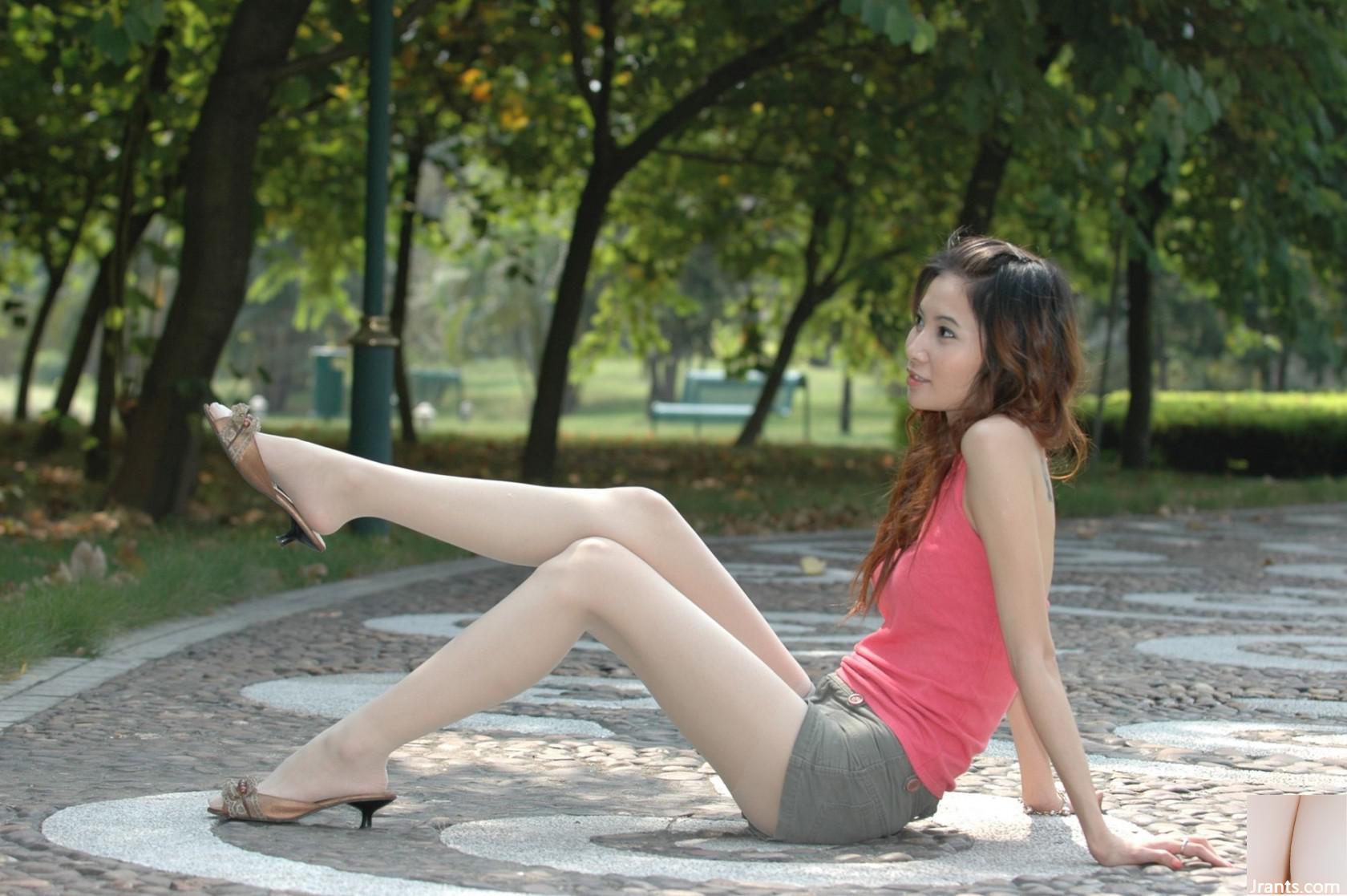 (Foto amadora) Modelo de pernas longas Wenwen meias e belas pernas ao ar livre do parque (120p)