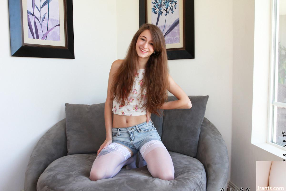 Sweet Teen Willow Hayes entfernt ihre Shorts und ihr Hemd, um Muschi Lippen &#038; Spielzeug (15p) zu verteilen