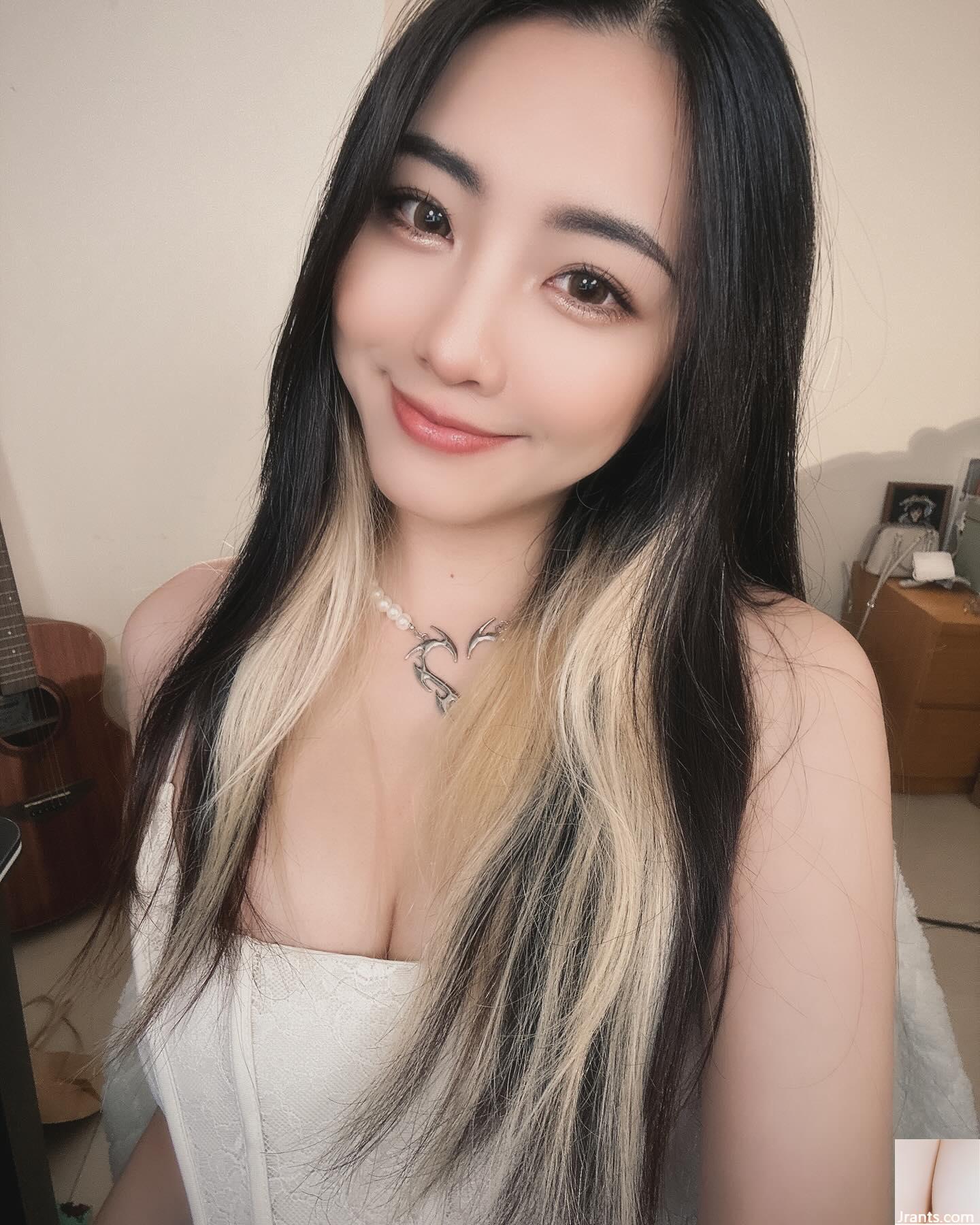 Gambar &#8220;Chloe&#8221; yang adil dan menarik tersembunyi dalam dan tidak terbuka.