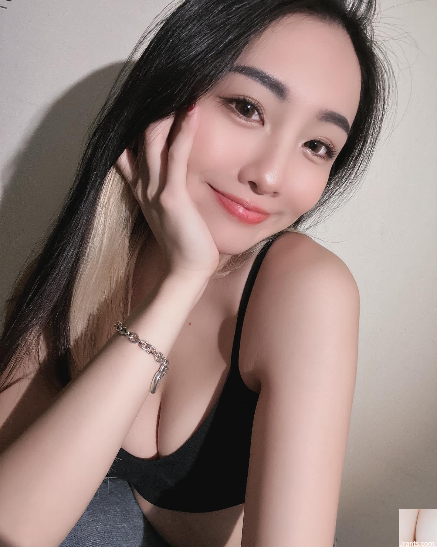 Gambar &#8220;Chloe&#8221; yang adil dan menarik tersembunyi dalam dan tidak terbuka.