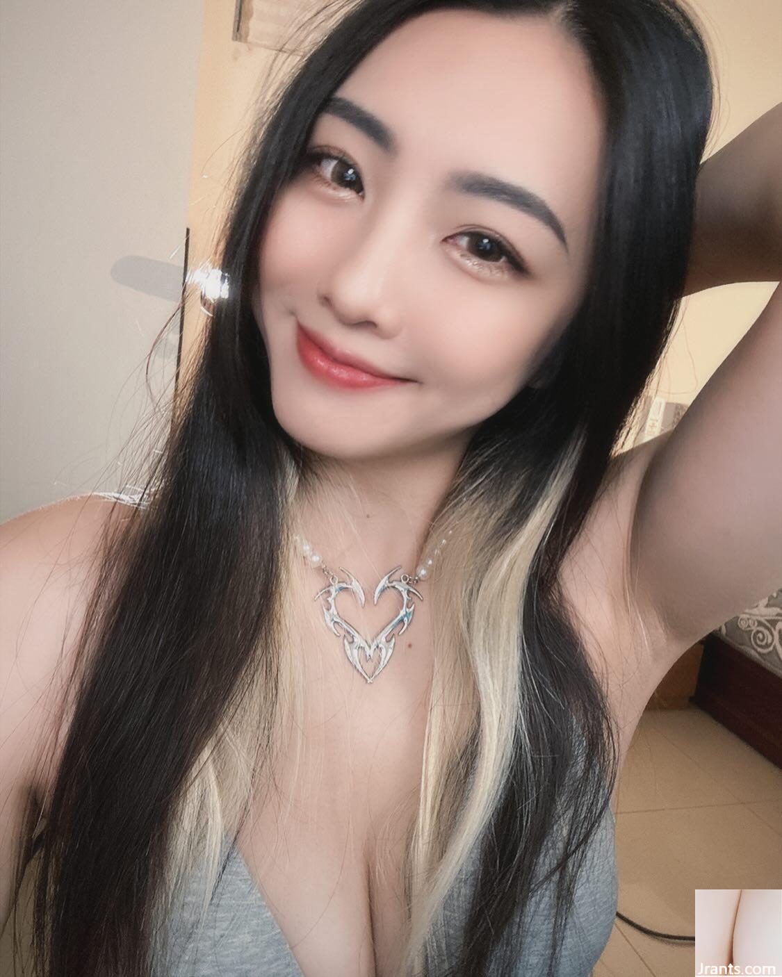 Gambar &#8220;Chloe&#8221; yang adil dan menarik tersembunyi dalam dan tidak terbuka.