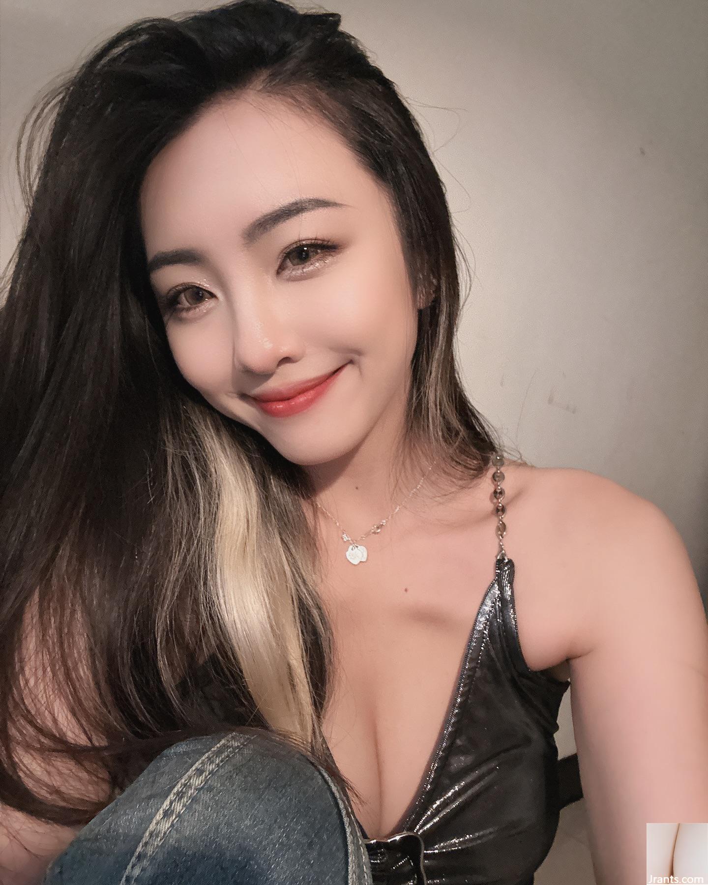 Gambar &#8220;Chloe&#8221; yang adil dan menarik tersembunyi dalam dan tidak terbuka.