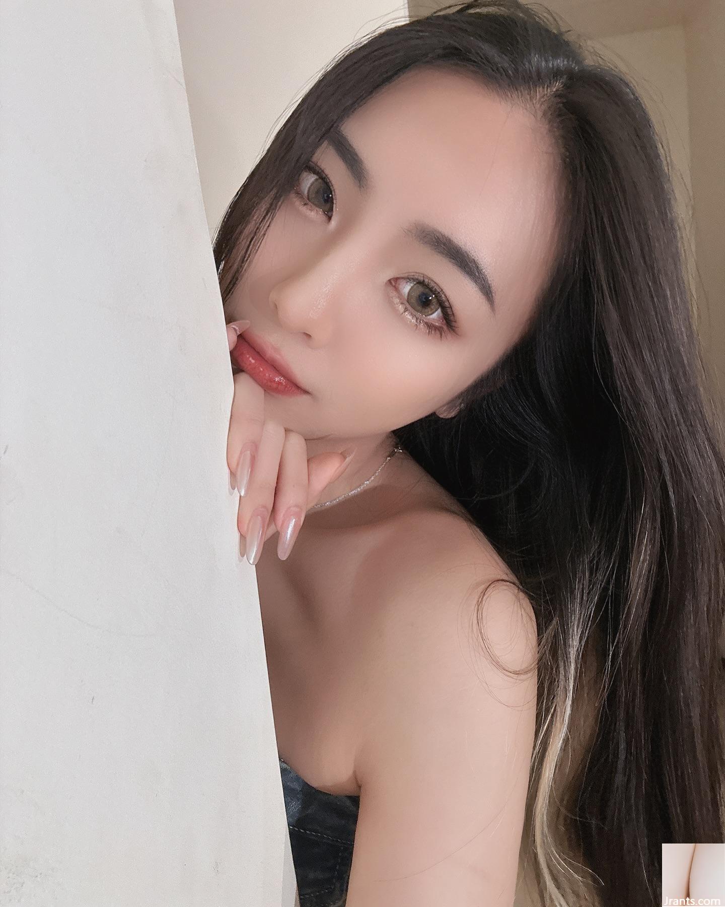 Gambar &#8220;Chloe&#8221; yang adil dan menarik tersembunyi dalam dan tidak terbuka.