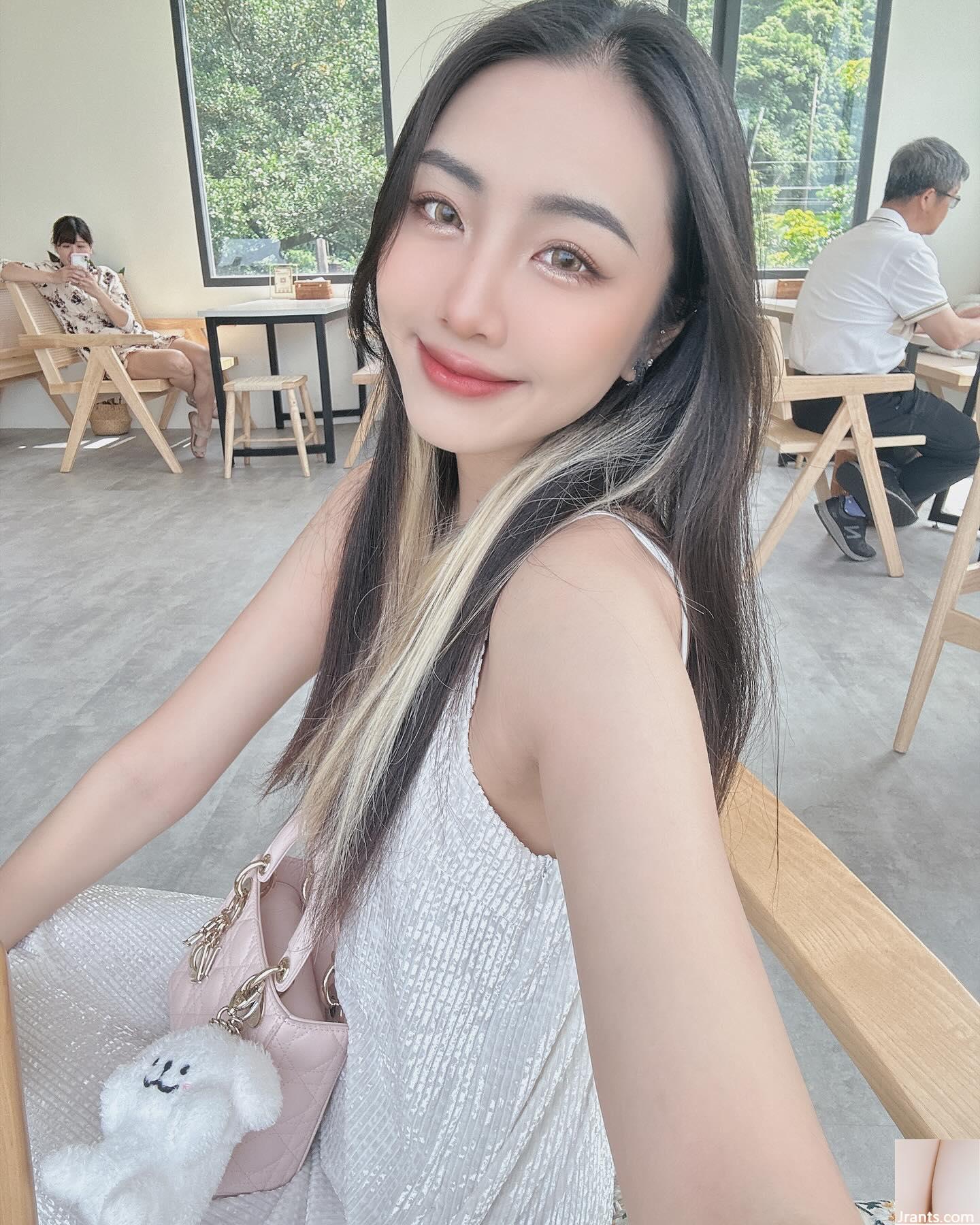 Gambar &#8220;Chloe&#8221; yang adil dan menarik tersembunyi dalam dan tidak terbuka.