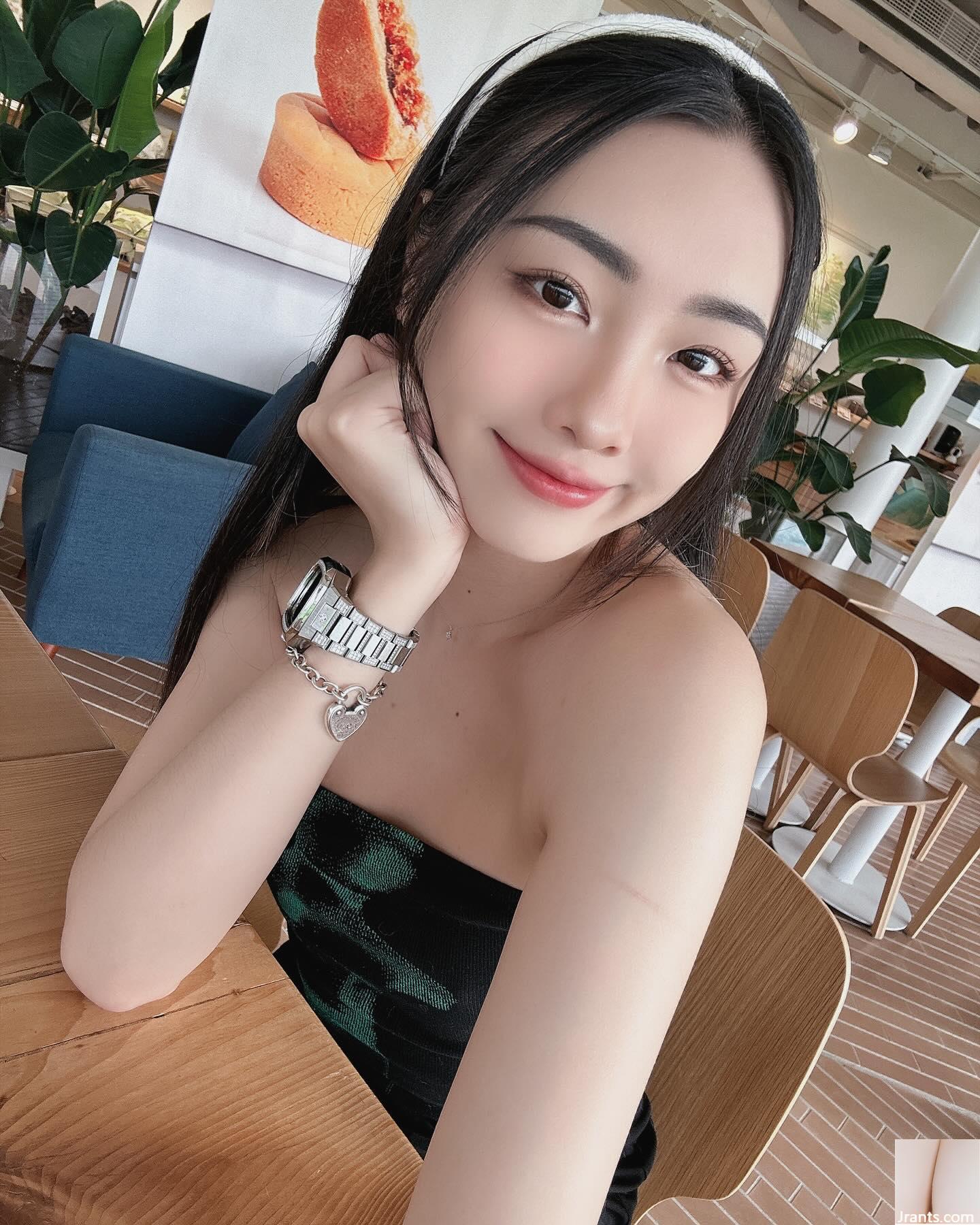 Gambar &#8220;Chloe&#8221; yang adil dan menarik tersembunyi dalam dan tidak terbuka.