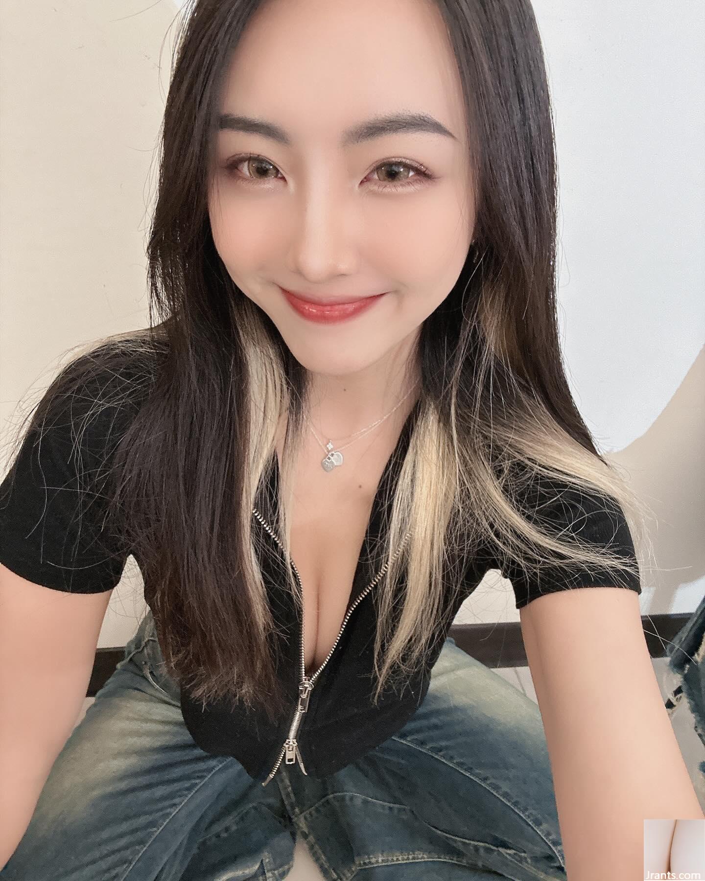Gambar &#8220;Chloe&#8221; yang adil dan menarik tersembunyi dalam dan tidak terbuka.