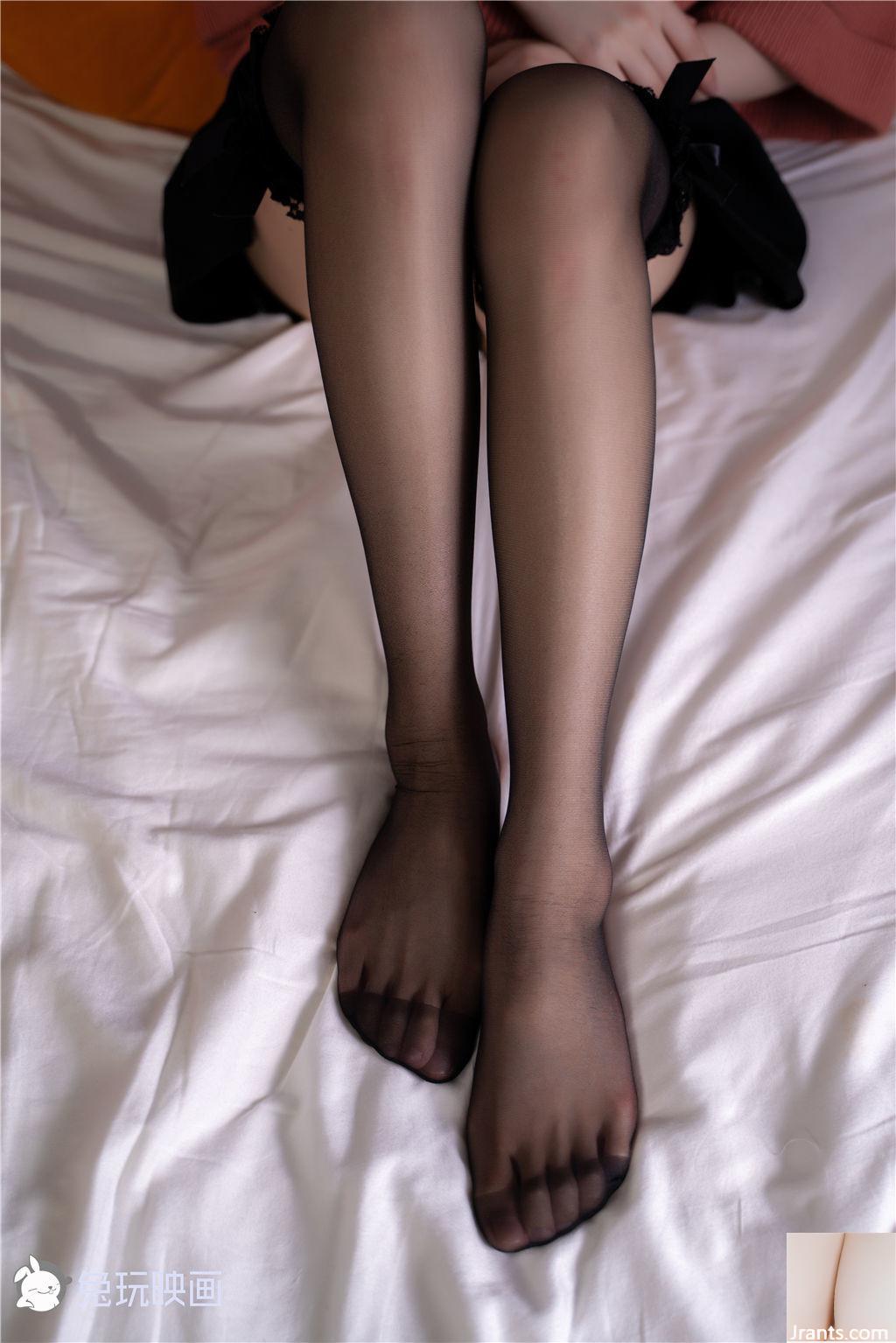 (Kelinci Bermain Buku) -Sexy Black Stockings Little Toes (42p)