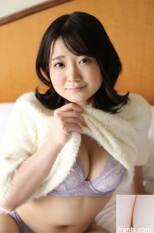 Miyazawa Chiharu (coleção de fotos oficial da esposa), uma esposa carnívora de rosto de bebê que quer homens após seis meses de casamento (72p)