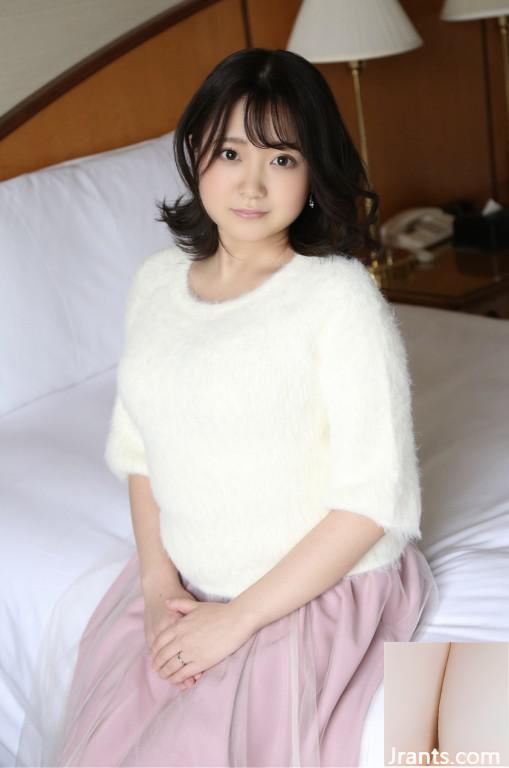 Miyazawa Chiharu (Mai femme collection de photos officielle) Une femme carnivore au visage de bébé qui veut des hommes après six mois de mariage (72p)