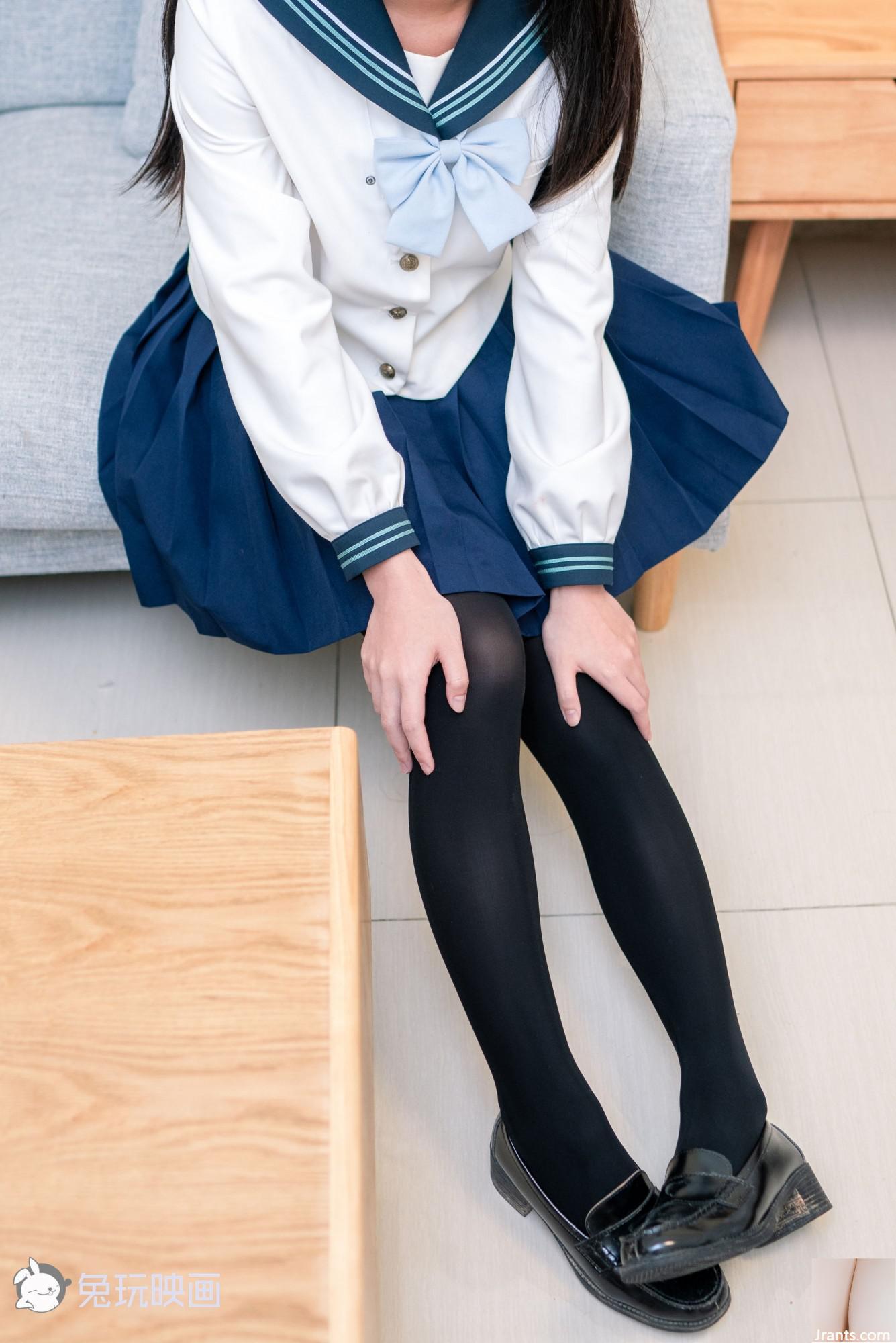 (Kaninchen spielt mit Filmen) &#8211; Das Mädchen, das in der japanischen Winterschule Uniform ausstreckt (41p)