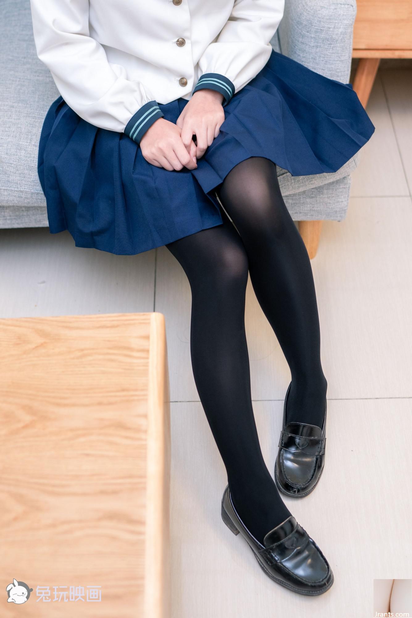 (Kaninchen spielt mit Filmen) &#8211; Das Mädchen, das in der japanischen Winterschule Uniform ausstreckt (41p)