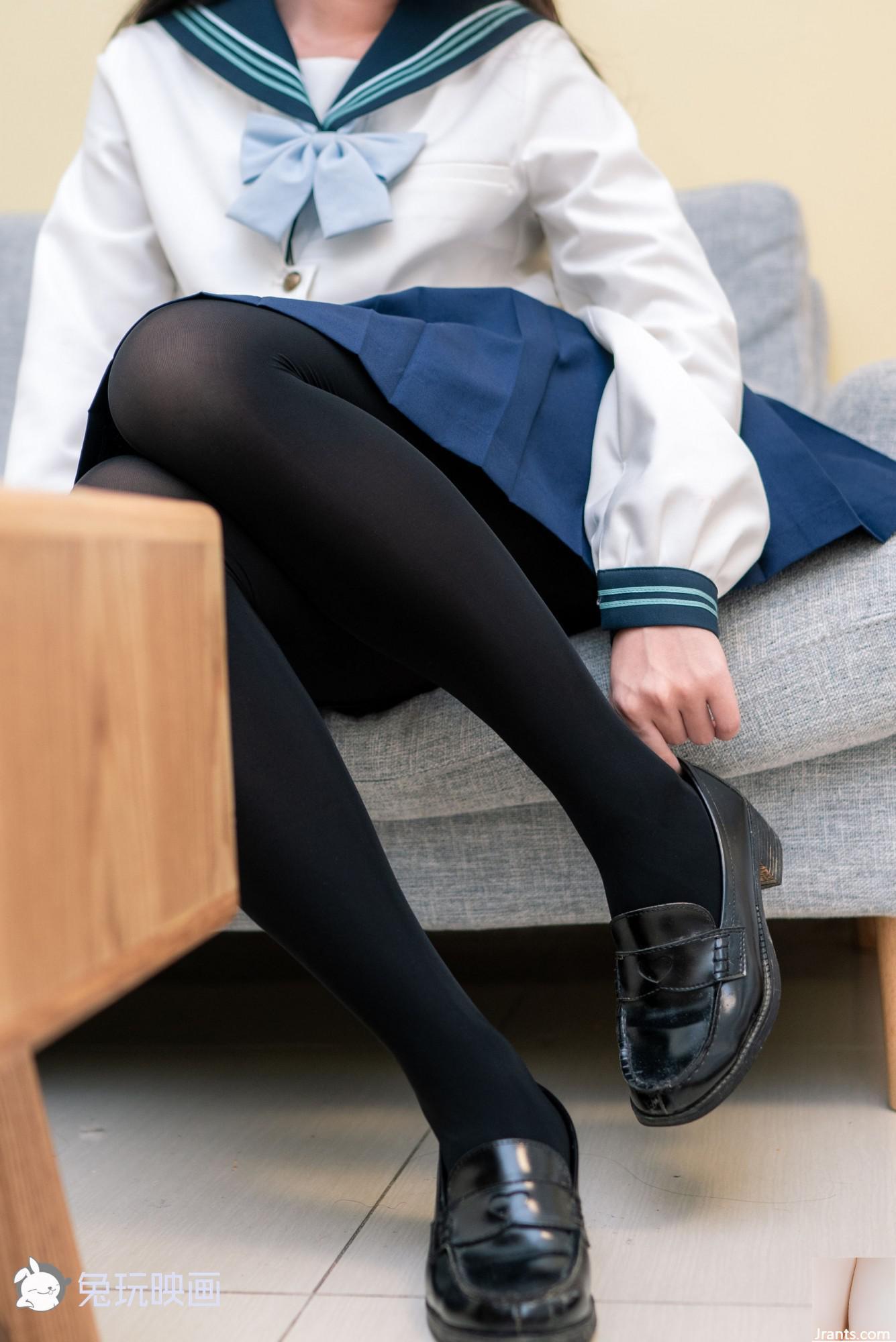 (Kaninchen spielt mit Filmen) &#8211; Das Mädchen, das in der japanischen Winterschule Uniform ausstreckt (41p)