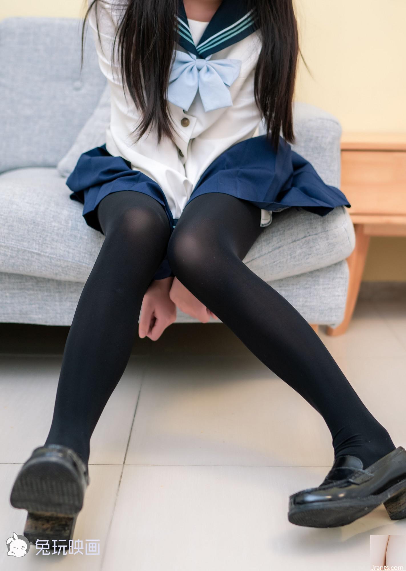 (Kaninchen spielt mit Filmen) &#8211; Das Mädchen, das in der japanischen Winterschule Uniform ausstreckt (41p)