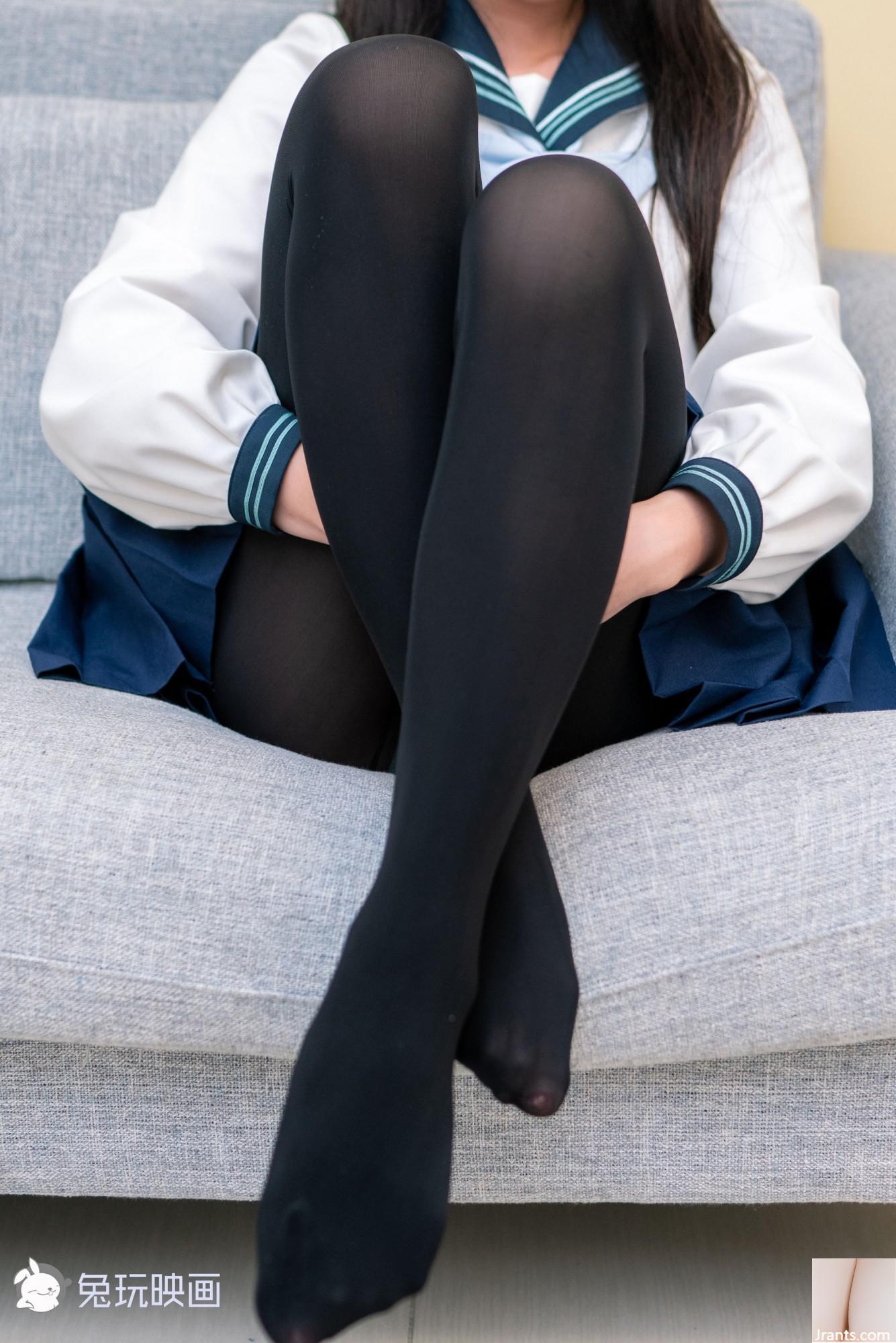 (Kaninchen spielt mit Filmen) &#8211; Das Mädchen, das in der japanischen Winterschule Uniform ausstreckt (41p)