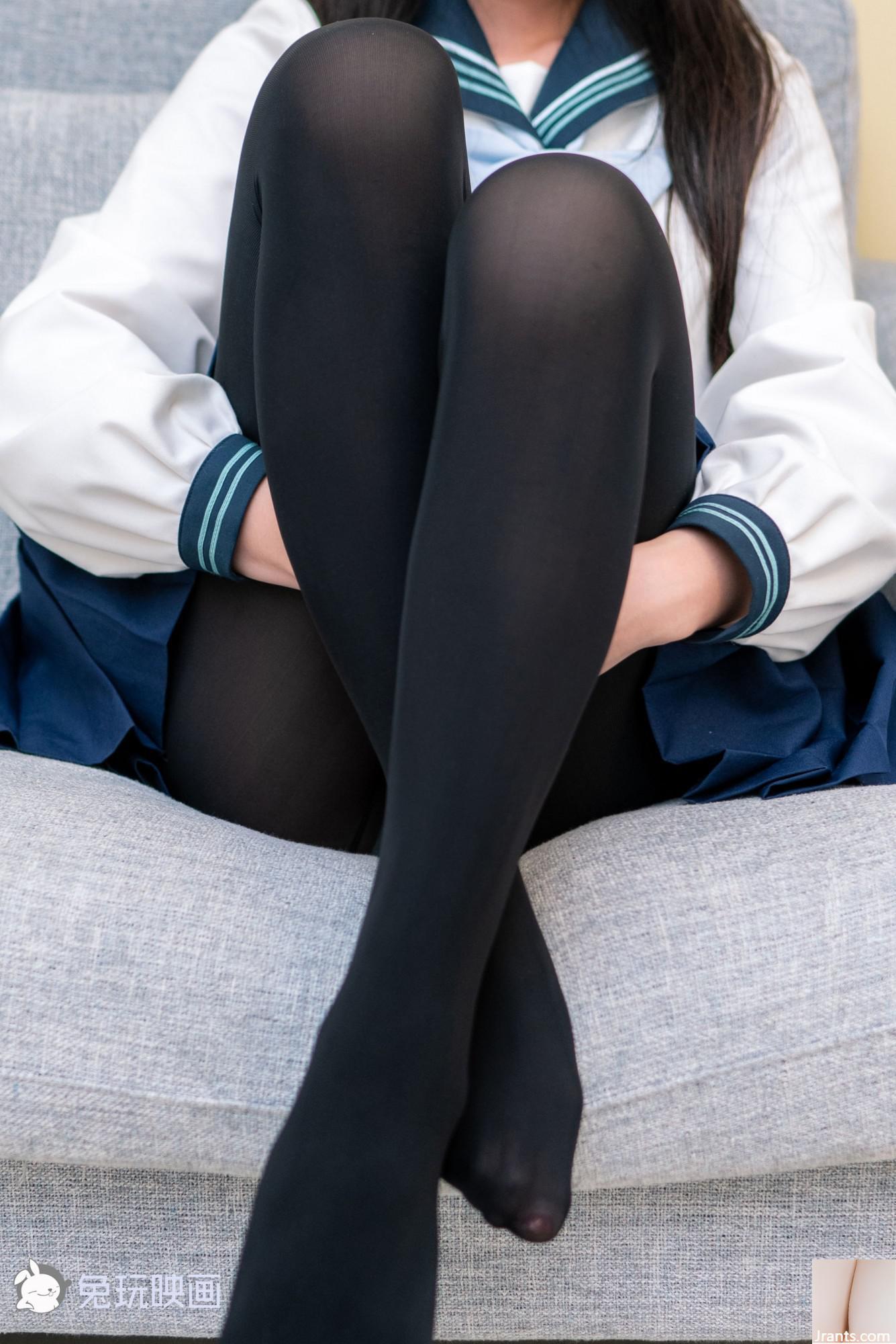 (Kaninchen spielt mit Filmen) &#8211; Das Mädchen, das in der japanischen Winterschule Uniform ausstreckt (41p)