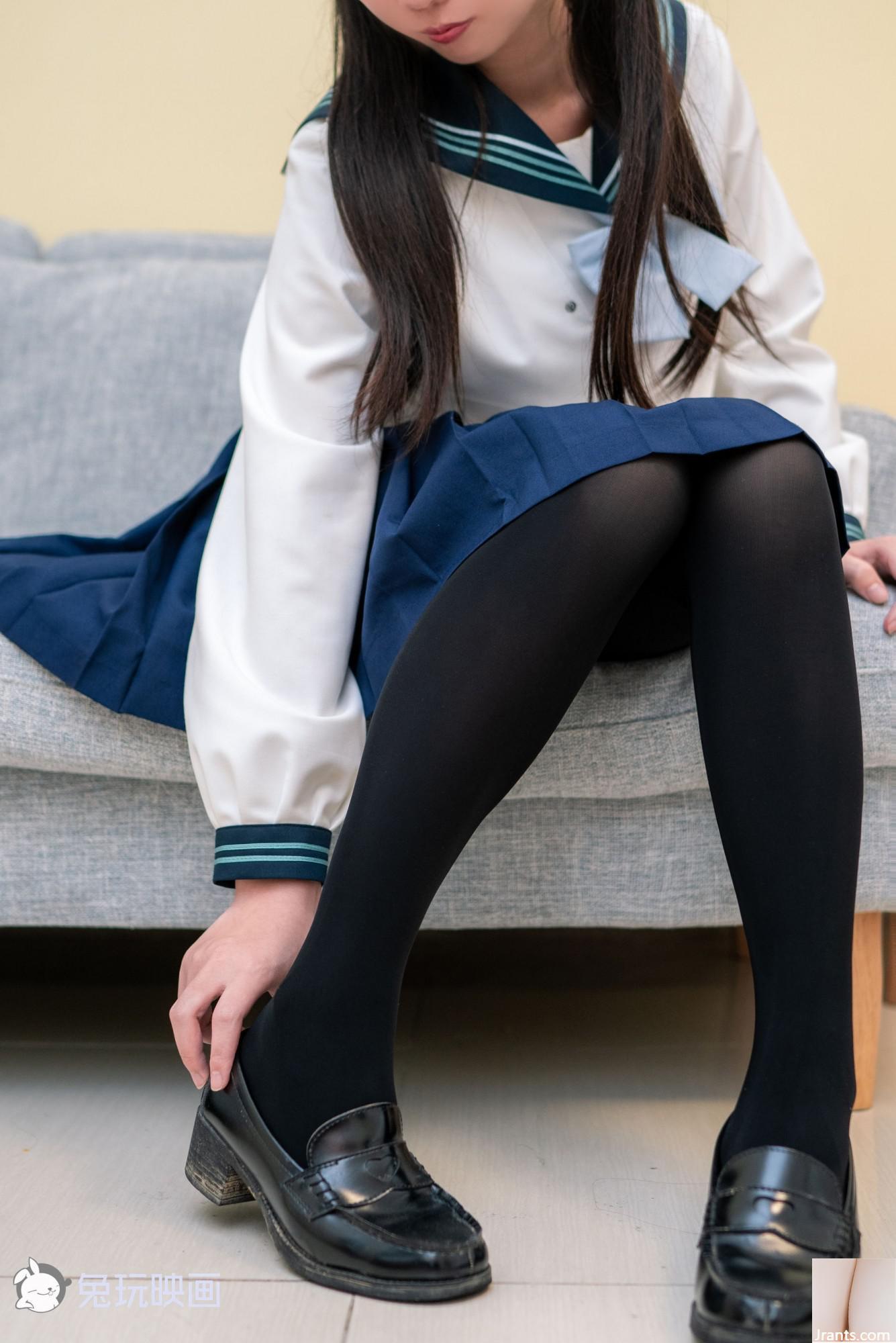 (Kaninchen spielt mit Filmen) &#8211; Das Mädchen, das in der japanischen Winterschule Uniform ausstreckt (41p)