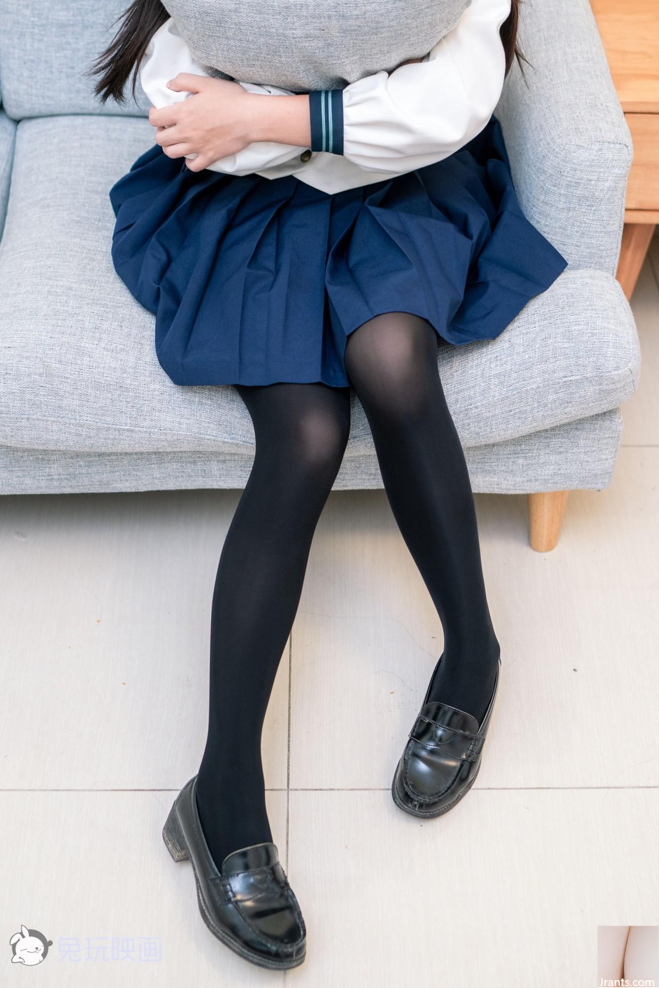 (Kaninchen spielt mit Filmen) &#8211; Das Mädchen, das in der japanischen Winterschule Uniform ausstreckt (41p)