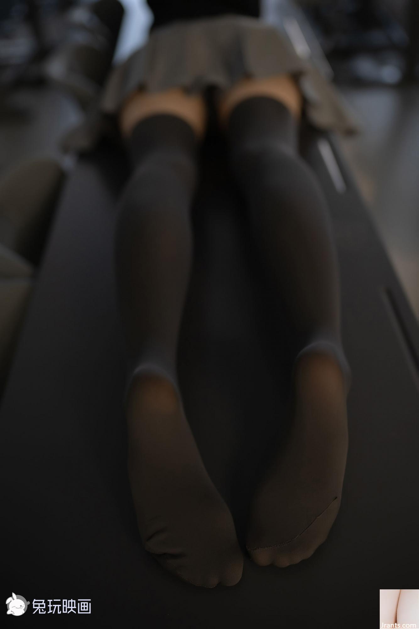 (Tavşan filmlerle oynuyor) &#8211; Dark Room Dark Feet (43p)