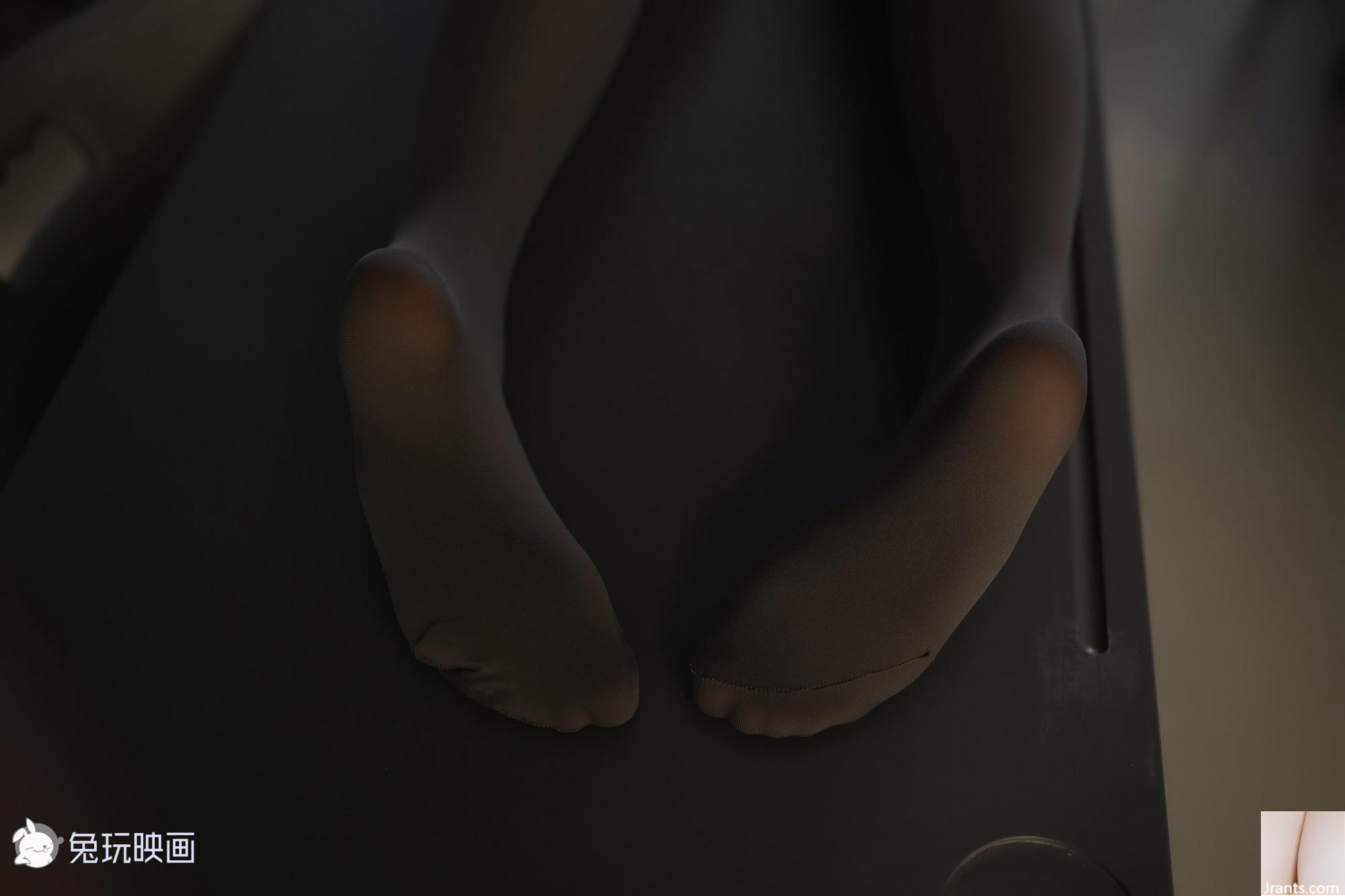 (Tavşan filmlerle oynuyor) &#8211; Dark Room Dark Feet (43p)