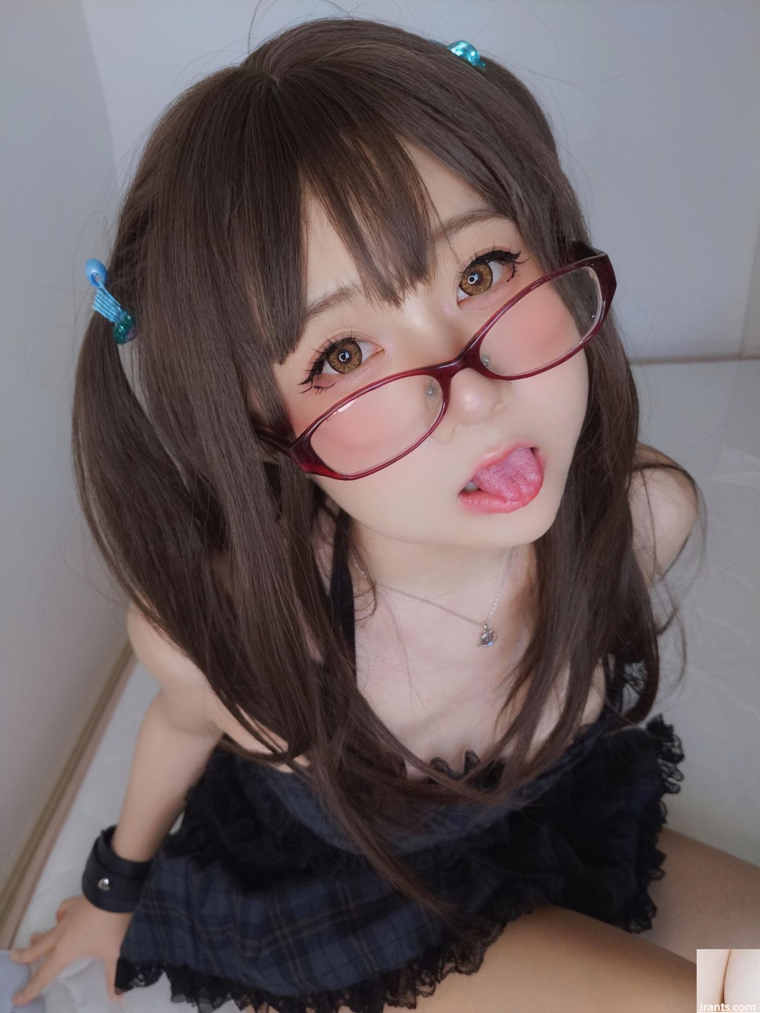 Sevimli Kız Coser Sallar Yoyo &#8211; Siyah Etek (113p)