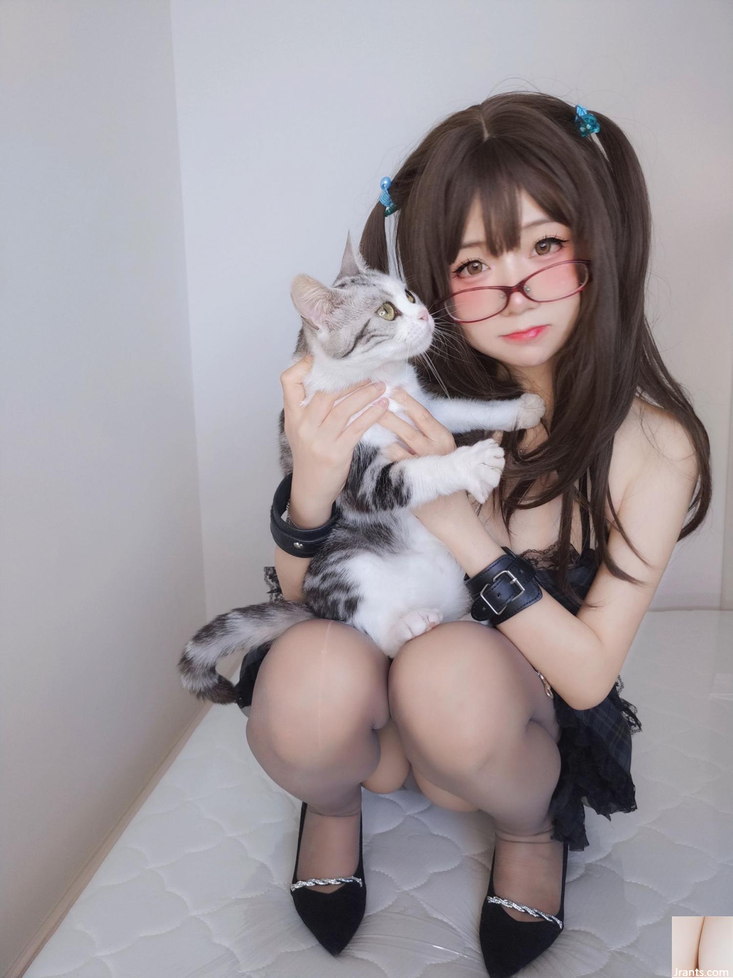 Sevimli Kız Coser Sallar Yoyo &#8211; Siyah Etek (113p)