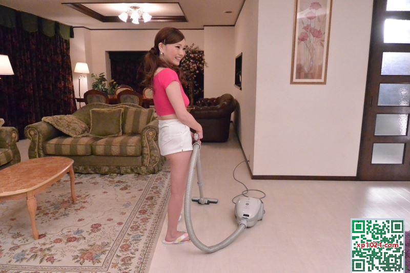 La jeune femme travailleuse faisait des travaux ménagers nus et attendait que son mari rentre à la maison, mais son beau-frère a pris les devants (16p)