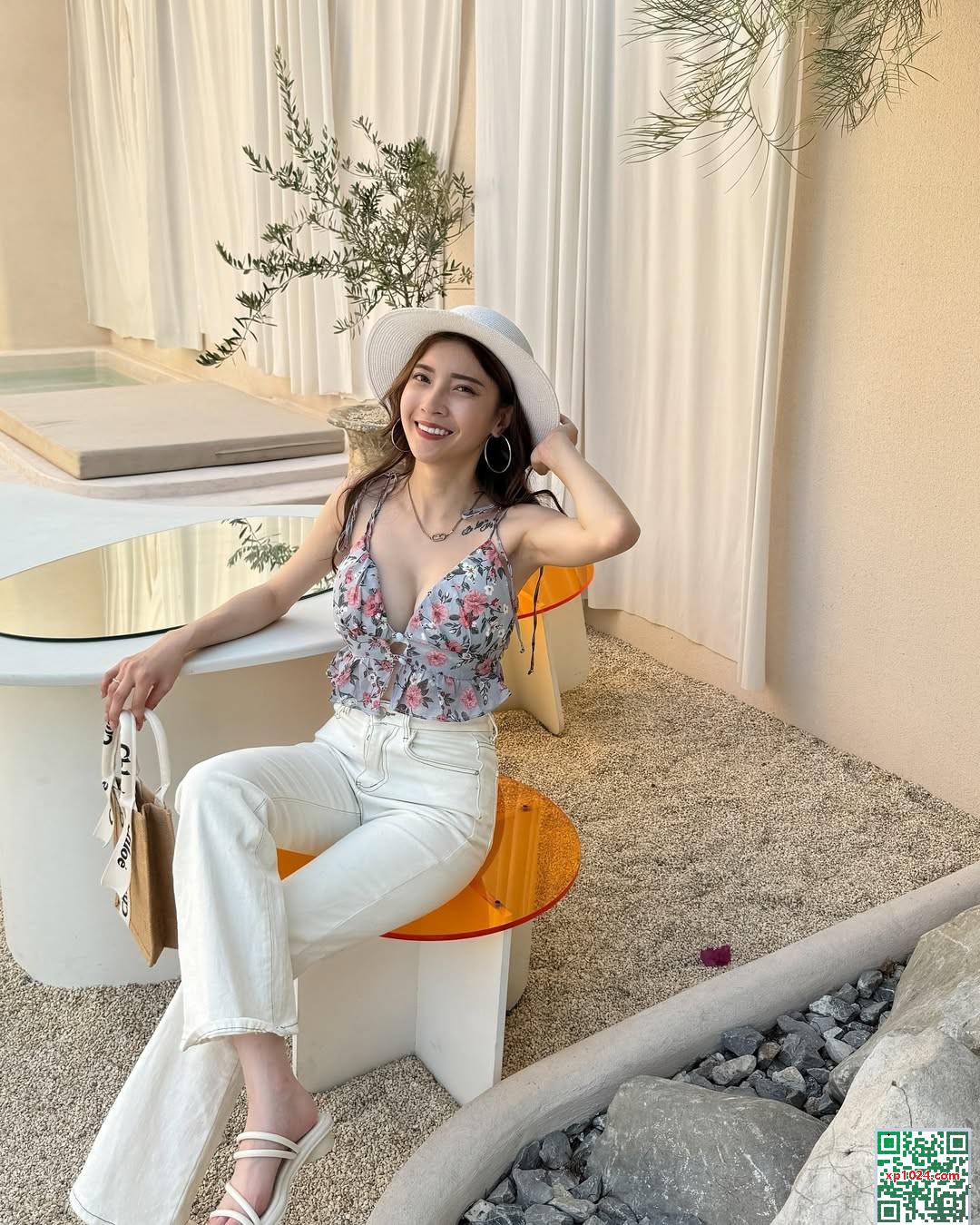 « Nicole » L&rsquo;impact visuel rend les gens faibles et incapables de se tenir debout (20p)