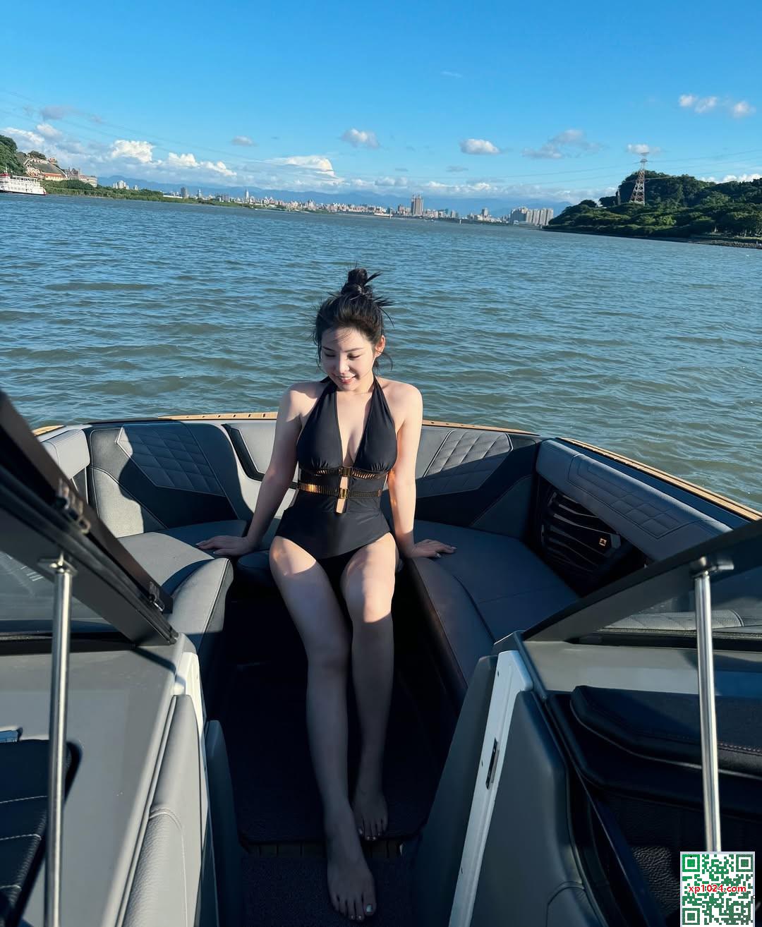 « Ziyi Cynthia » bombarde votre vue avec une perspective chaude (19p)