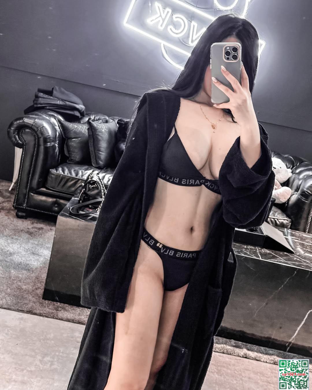 « Ziyi Cynthia » bombarde votre vue avec une perspective chaude (19p)