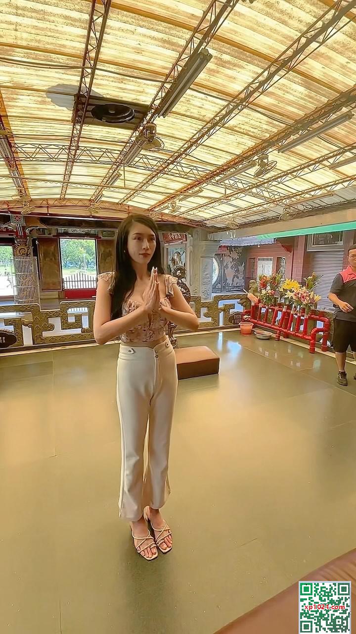 Tempérament de reine « Lin Mike » avec une taille fine et des seins (20p)