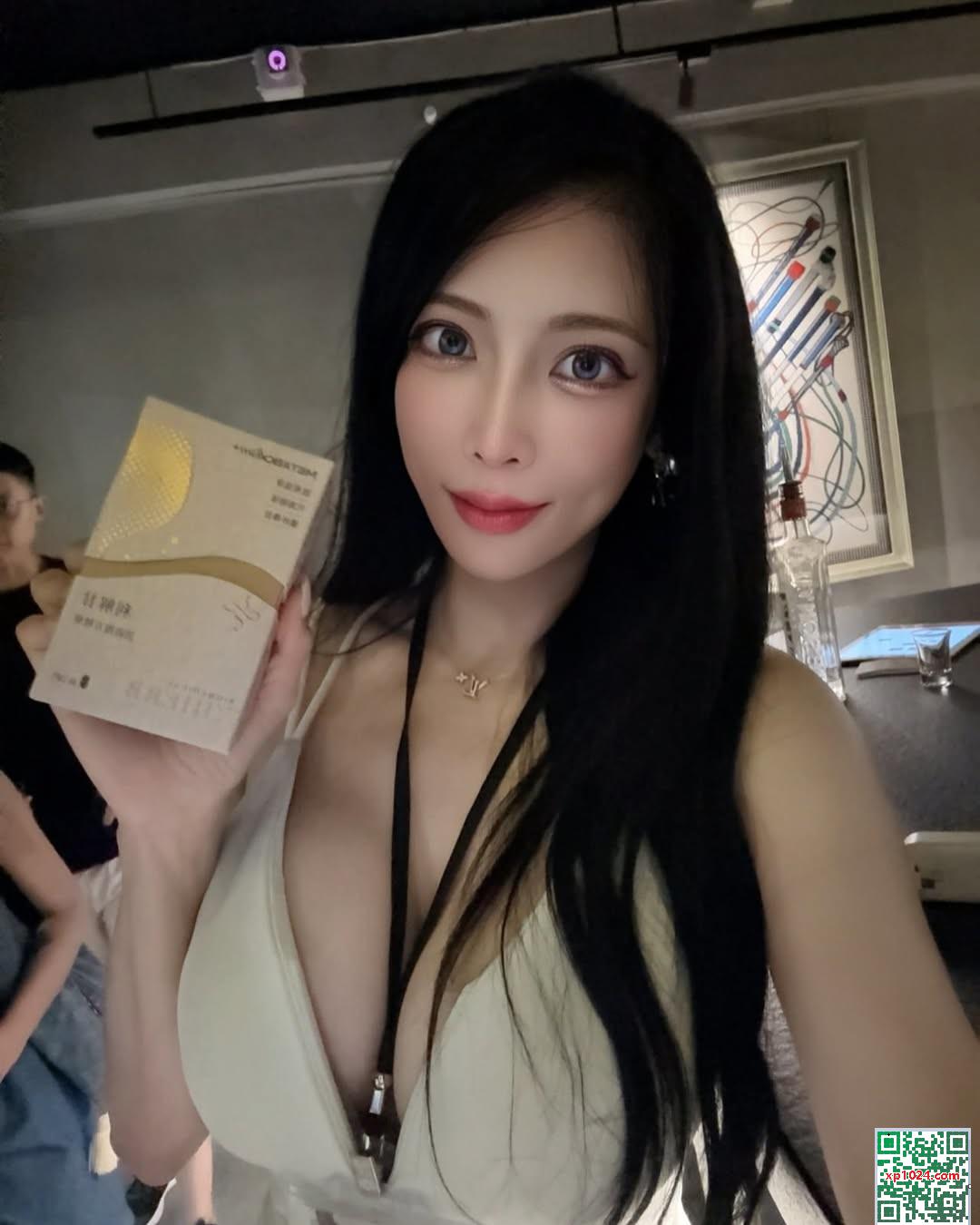 Tempérament de reine « Lin Mike » avec une taille fine et des seins (20p)
