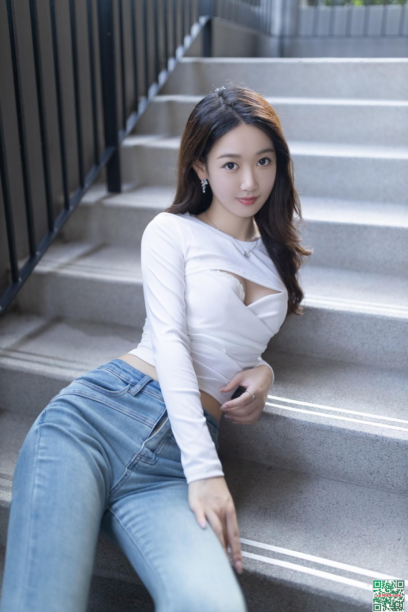 Tang Anqi Outdoor Jeans Photo (81p)