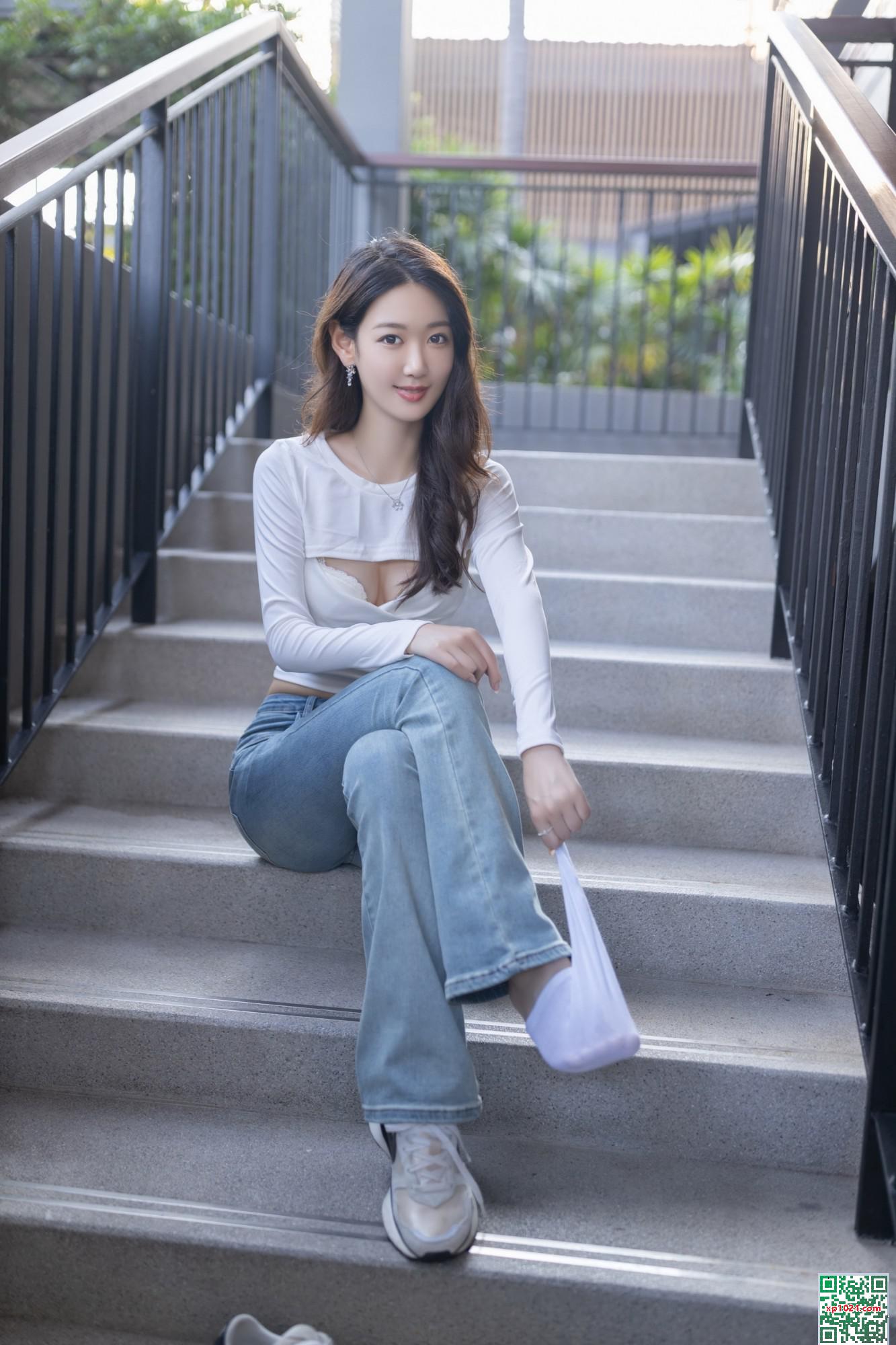 Tang Anqi Outdoor Jeans Photo (81p)