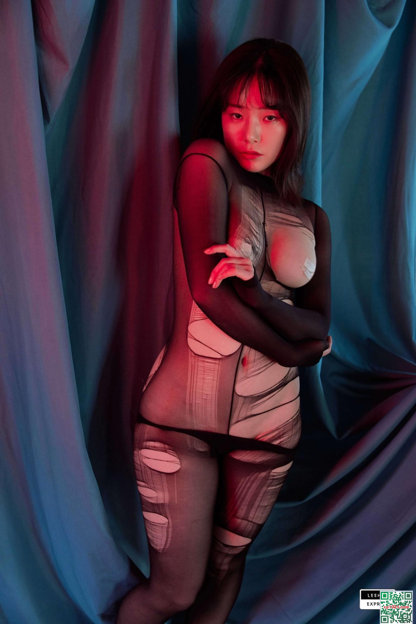 Model juga label album Black Stockings Temptation (41p)