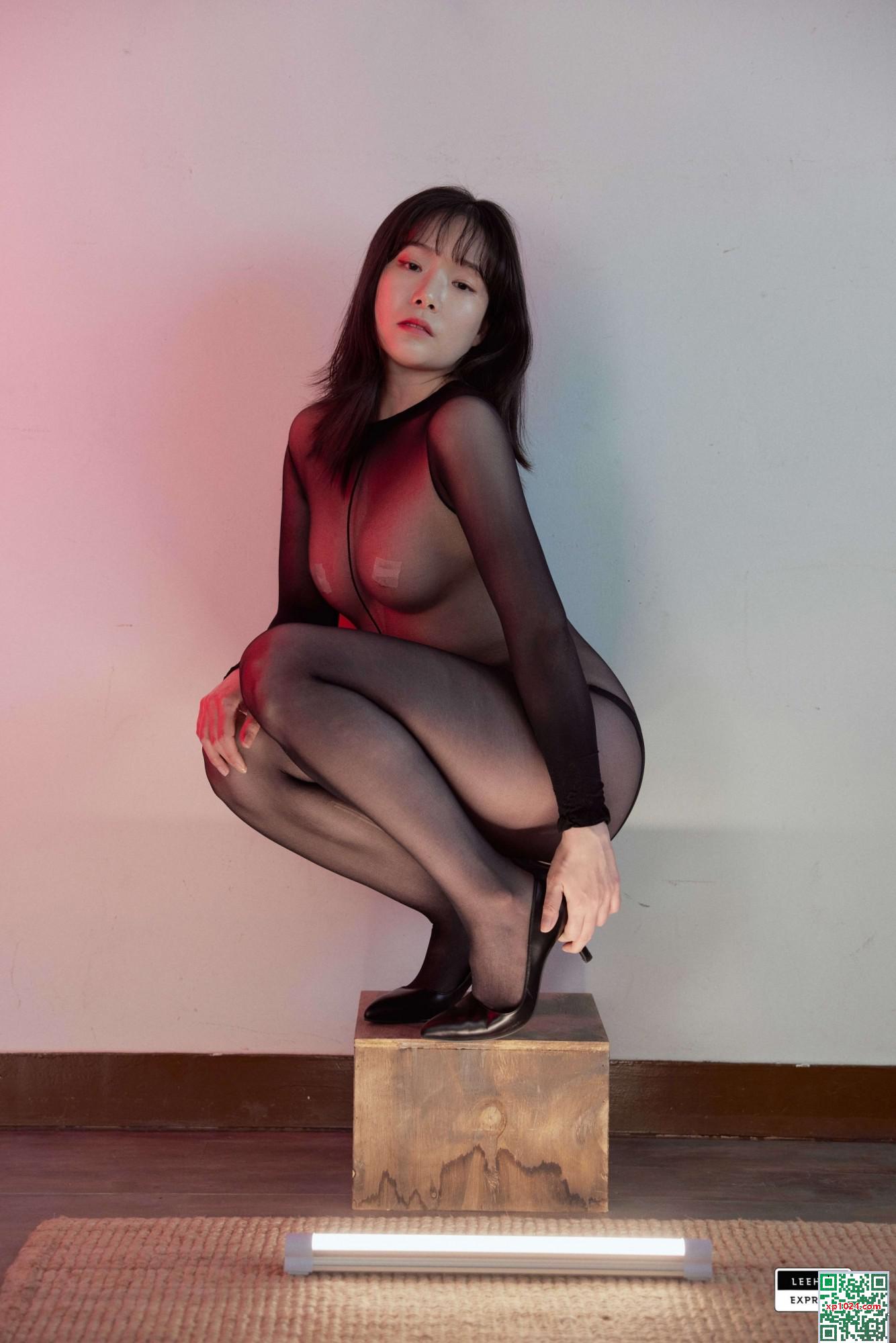 Model juga label album Black Stockings Temptation (41p)