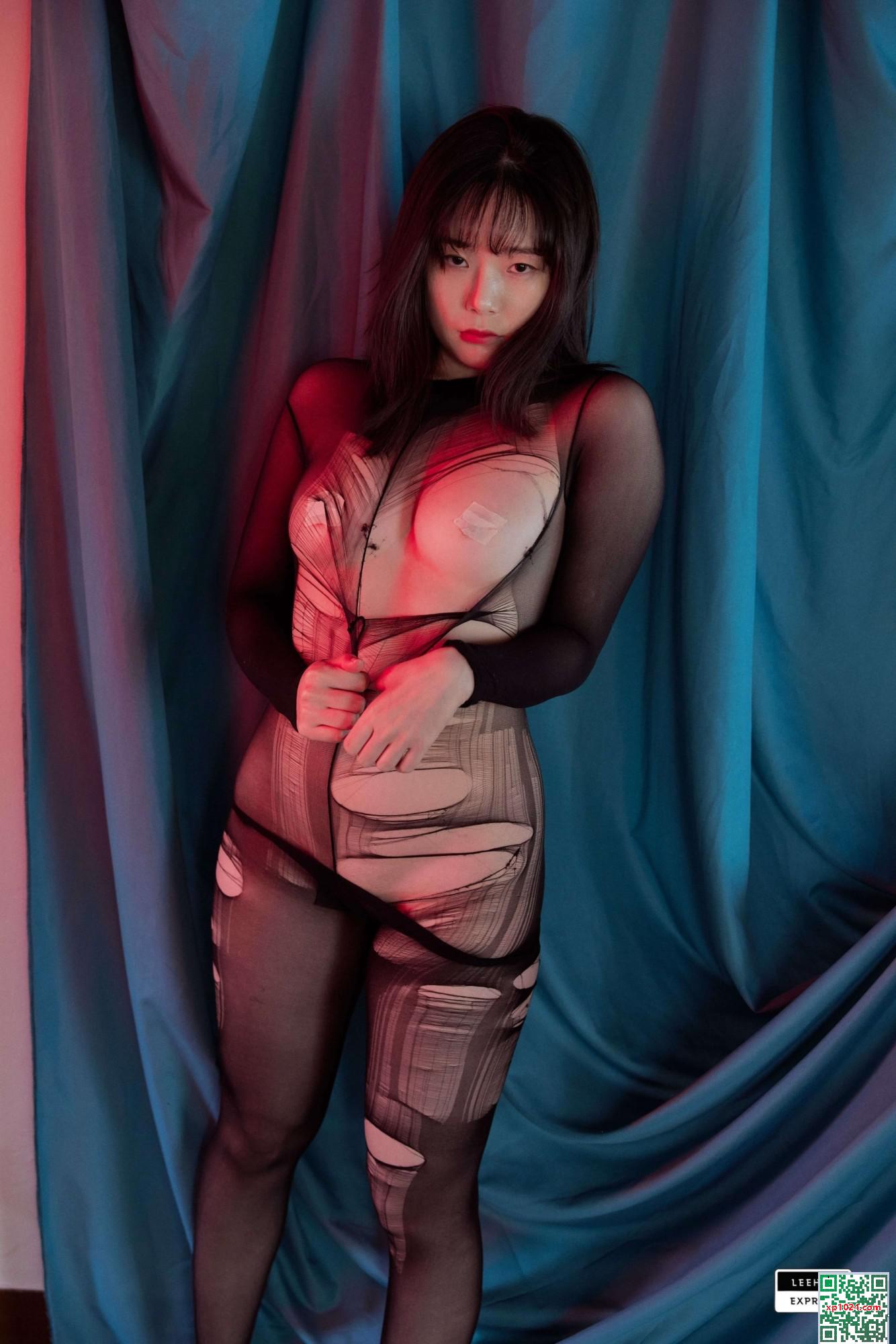 Model juga label album Black Stockings Temptation (41p)