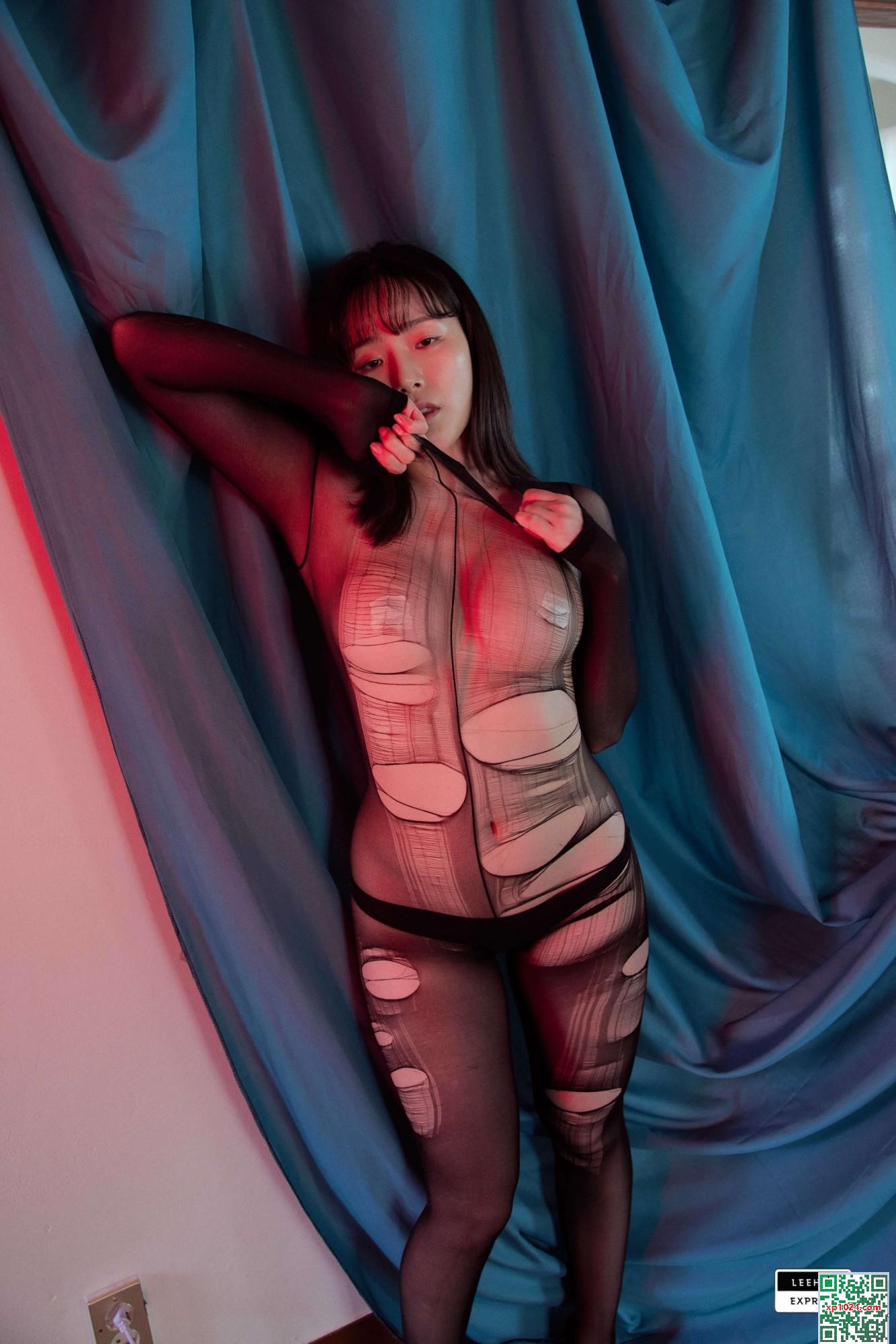 Model juga label album Black Stockings Temptation (41p)