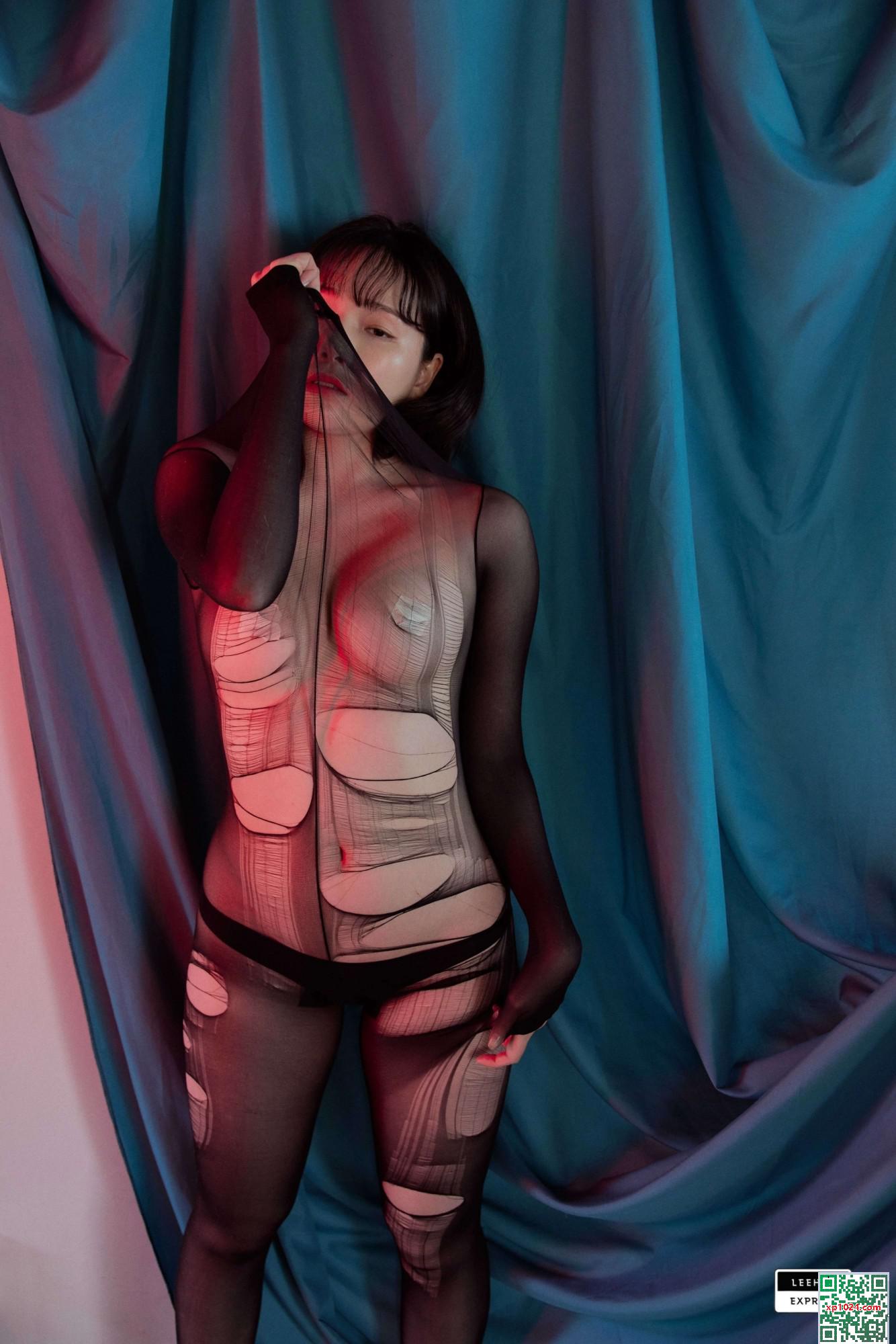 Model juga label album Black Stockings Temptation (41p)