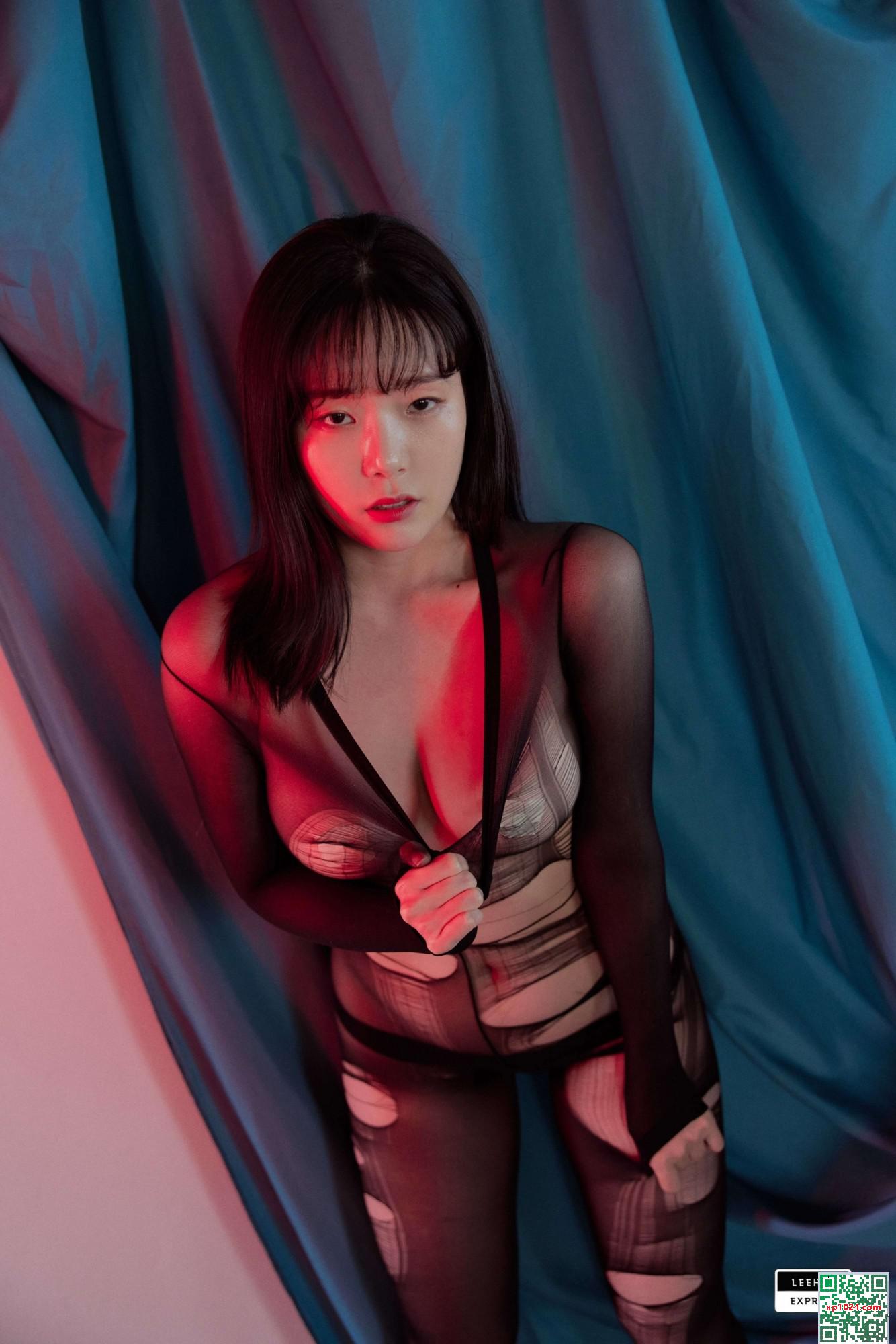 Model juga label album Black Stockings Temptation (41p)